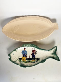Deux plats en céramique en forme de poisson, France, 1970