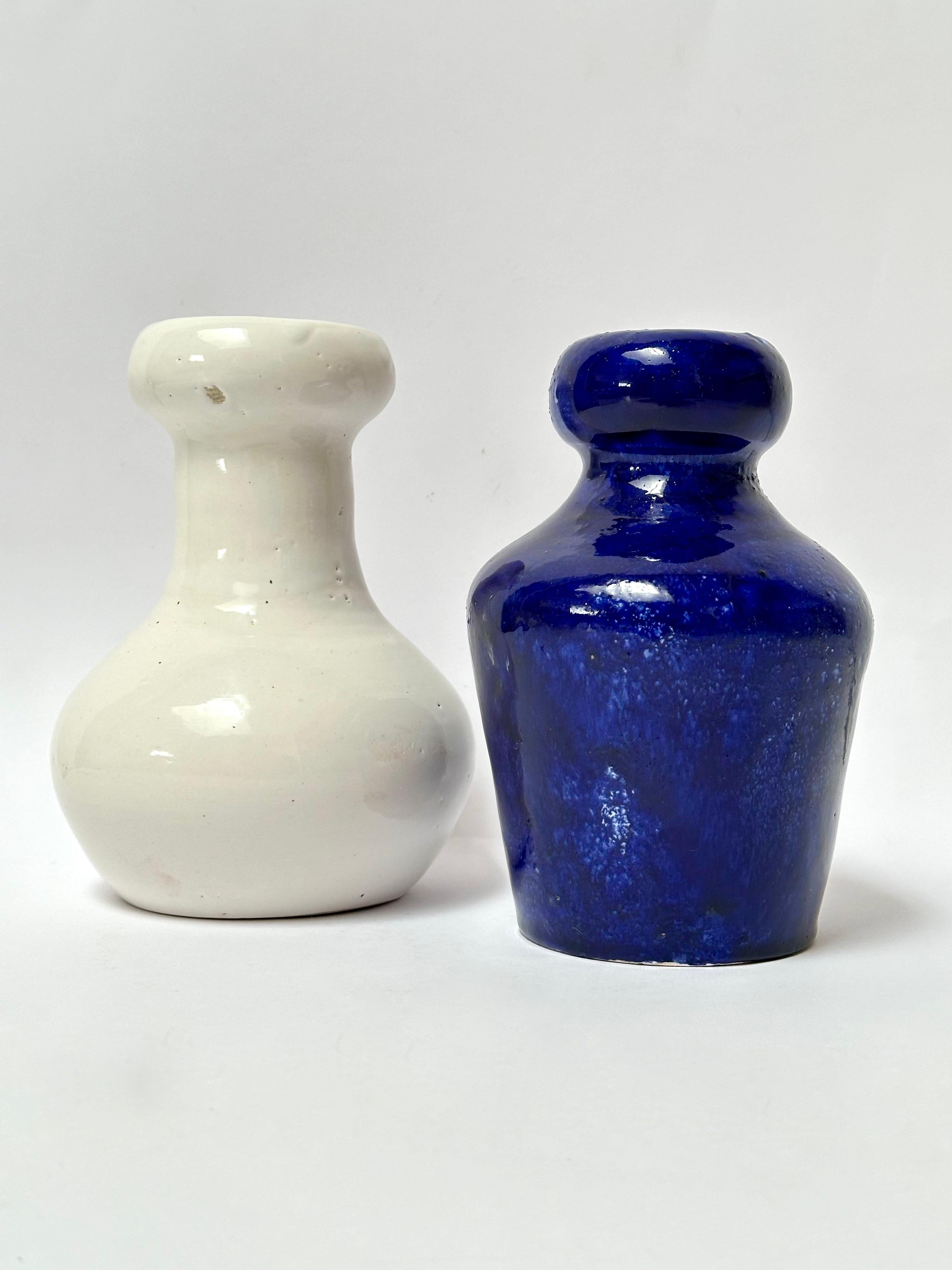 Due vasi di zucca con smalti generosi e vivaci realizzati a quattro mani dall'artista danese Gitte Hauptmann e da suo fratello Finn.

Le condizioni sono eccellenti.

Misure (cm) :
19,5 h x 14,5 diam.  &  12,6 h x 18,4 diam.


Gitte Hauptmann è una
