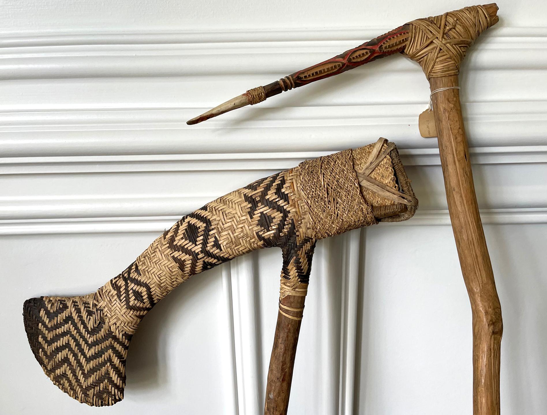 Zwei Zeremonielle Waffen aus den Highlands von Papua-Neuguinea Provenienz (Stammeskunst) im Angebot