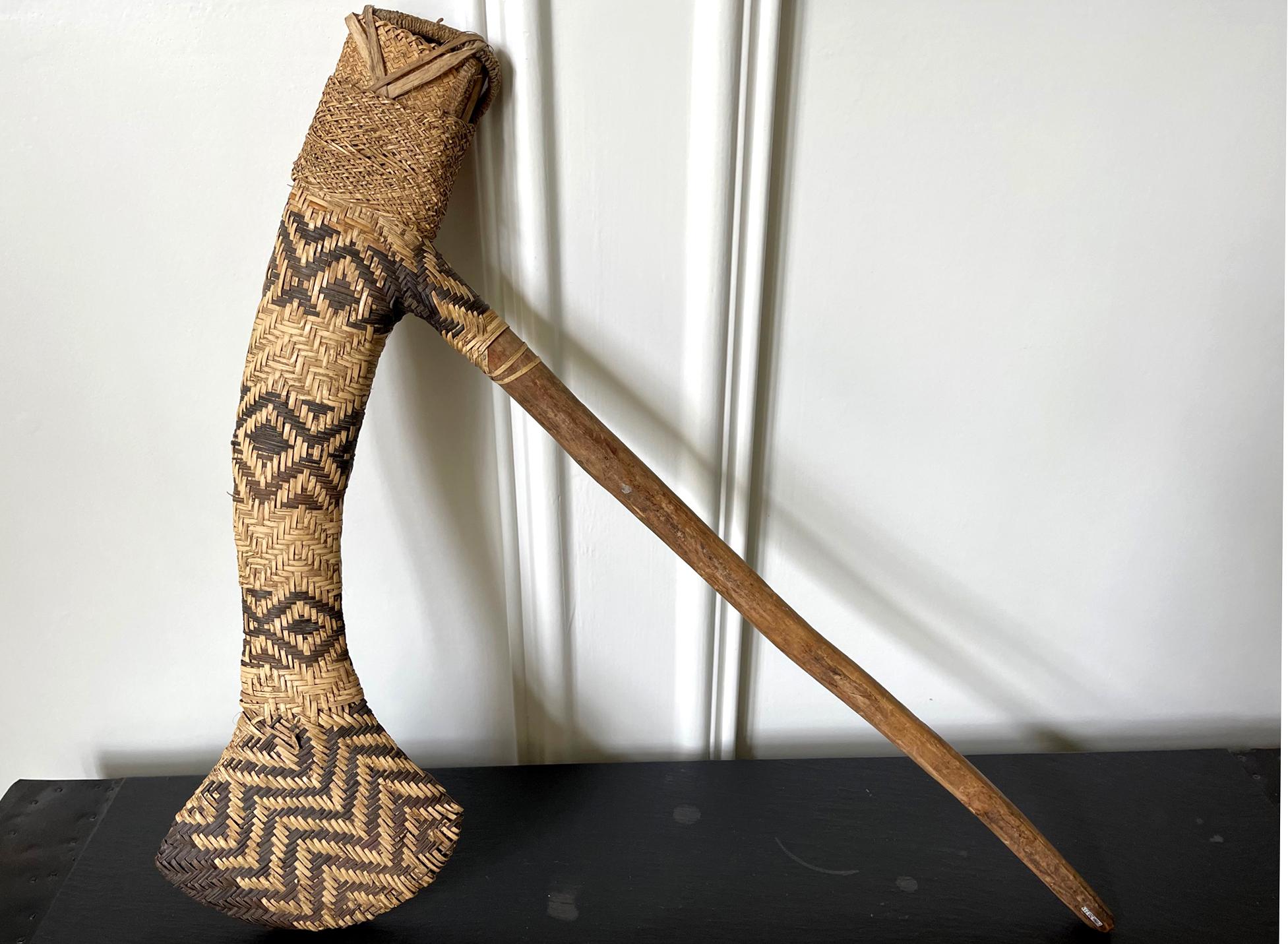 Zwei Zeremonielle Waffen aus den Highlands von Papua-Neuguinea Provenienz (Papua-neuguineisch) im Angebot