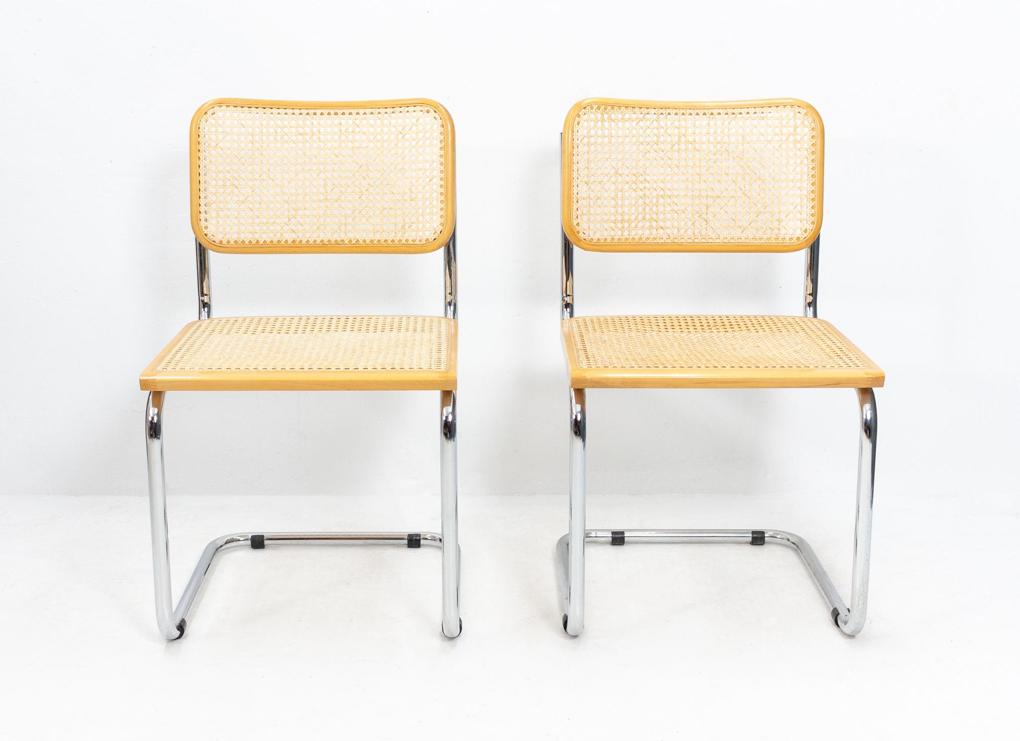 Beautiful set of 2 dining table chairs with chrome frame, seat and backrest of woven cane and naturel beech edges. The Cesca S32 chair was designed in 1928 by Marcel Breuer and produced by Thonet. This version was made in Italy, 1999. The chairs are