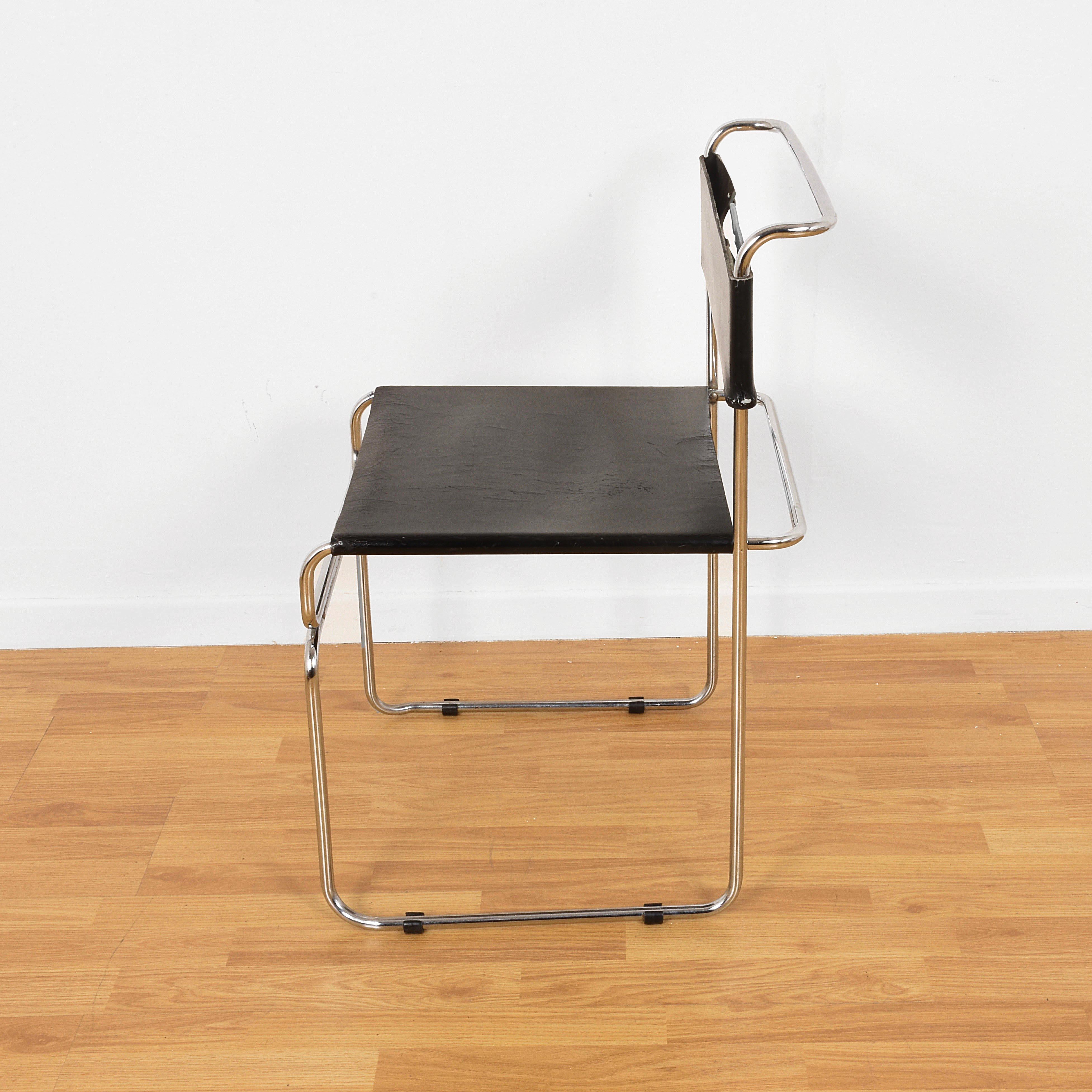 Zwei Esszimmerstühle, entworfen von Giovanni Carini und hergestellt von Planula im Jahr 1970. Jeder Stuhl hat ein verchromtes Metallrohrgestell, Sitz und Rückenlehne sind mit schwarzem Leder bezogen.
Sehr praktisch, weil stapelbar.