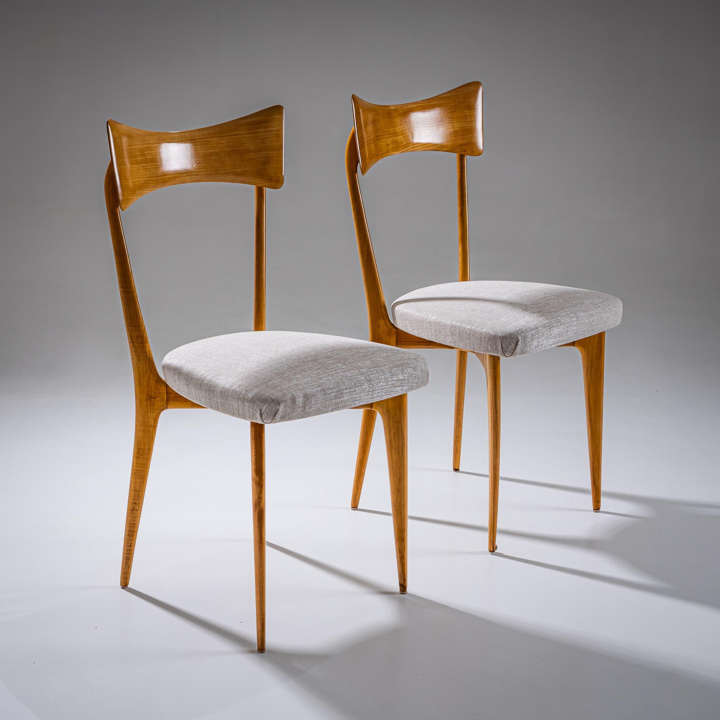 Paire de chaises d'appoint raffinées en érable poli, dotées d'un dossier en forme d'arc et d'une structure élancée et sculpturale, signature des designers. Les sièges sont rembourrés et ont été nouvellement recouverts d'un tissu gris subtilement