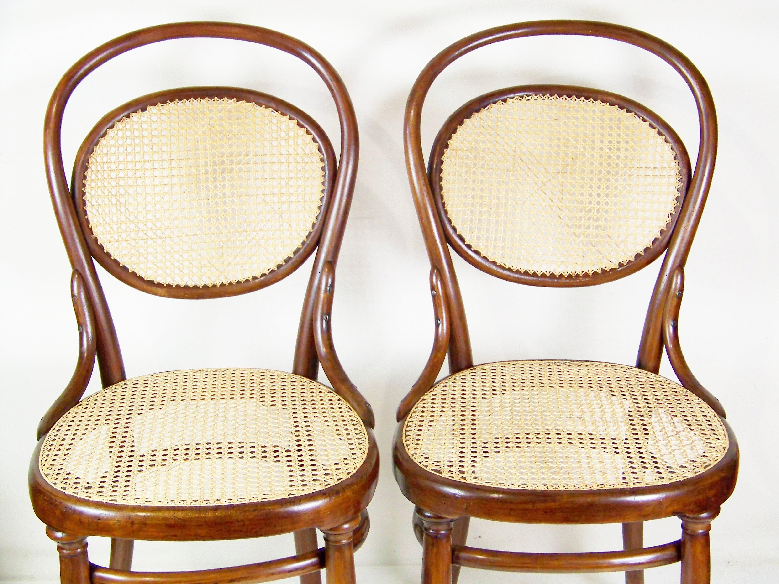 Prodotto in Austria dall'azienda Gebrüder Thonet. Recentemente è stato restaurato. Perfettamente pulito e rilucidato con il french polish.