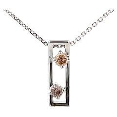 Collier pendentif rectangulaire en or blanc 18 carats avec deux diamants champagne