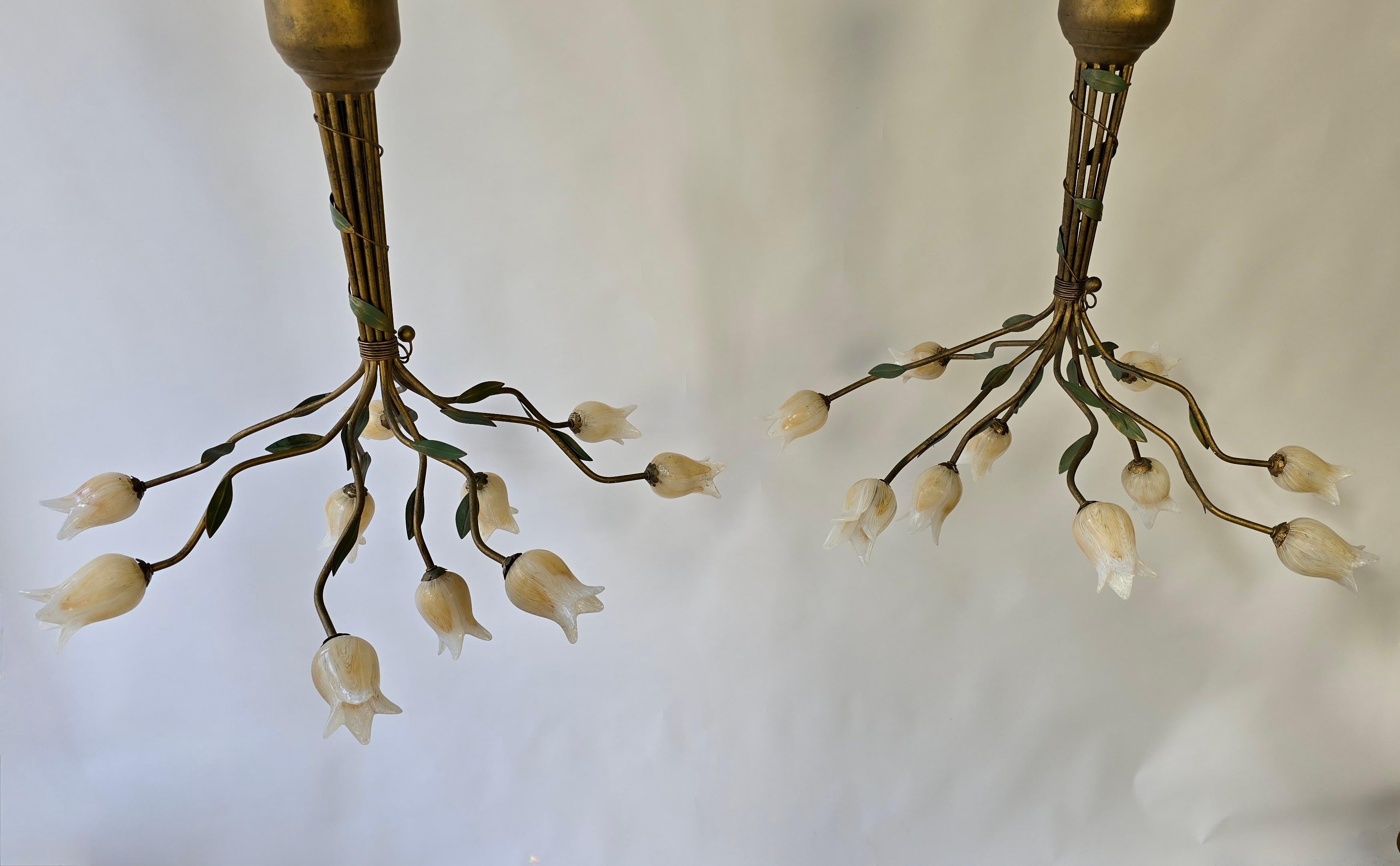 Due  Lampadario a sospensione in stile Florentine con design di tulipani in vetro in vendita 3