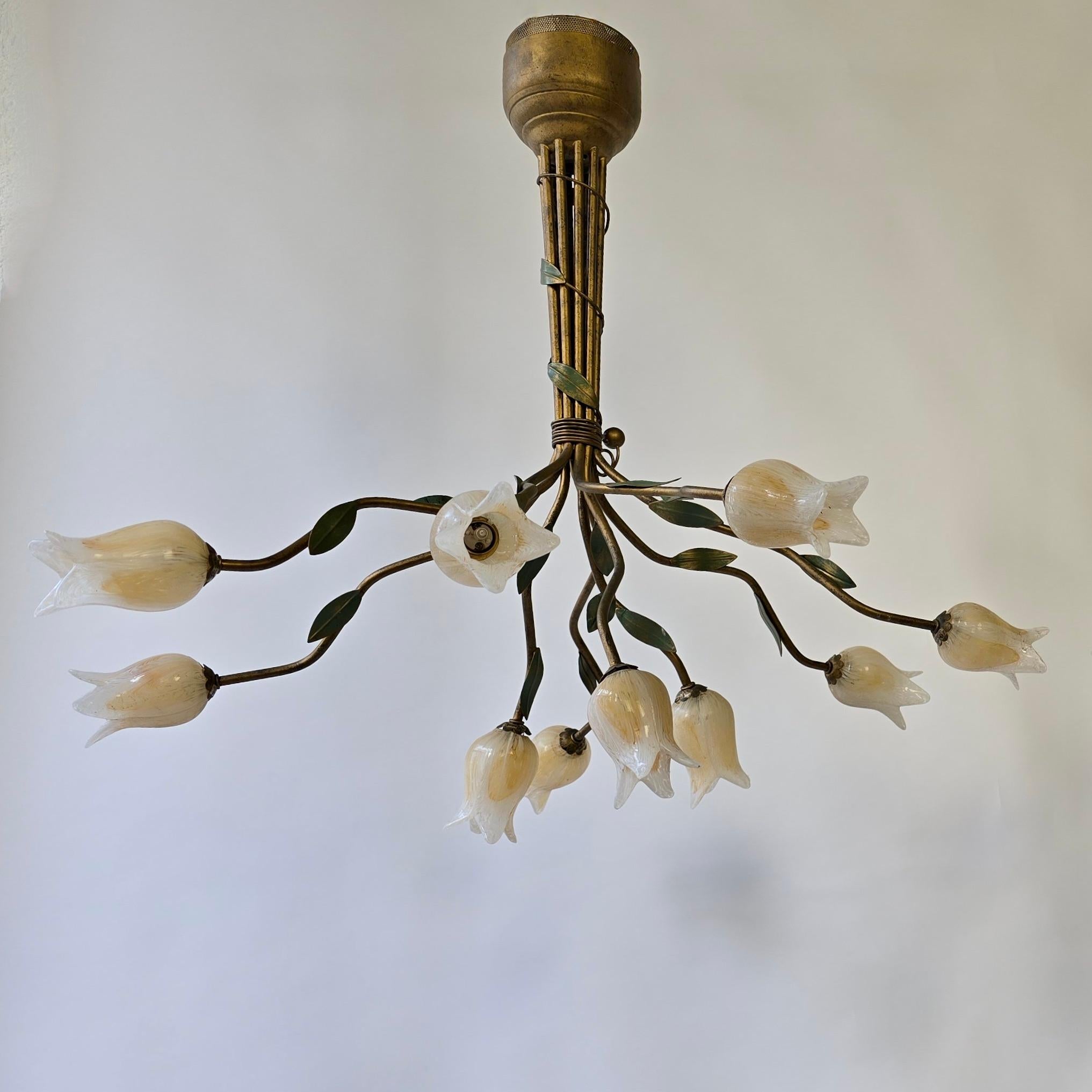 Due  Lampadario a sospensione in stile Florentine con design di tulipani in vetro in vendita 4