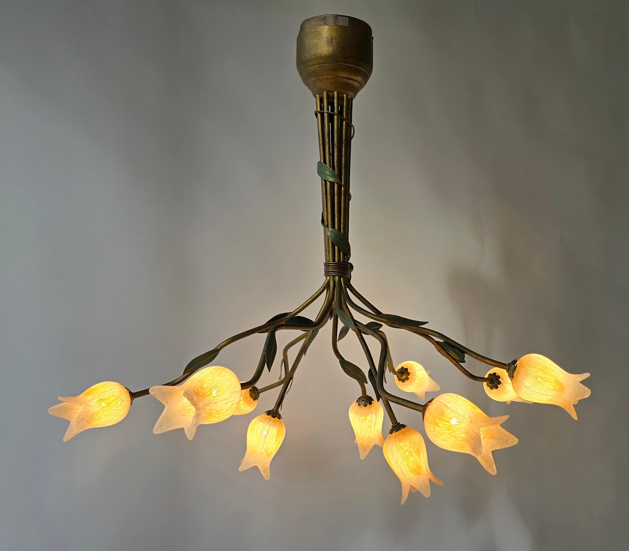 XX secolo Due  Lampadario a sospensione in stile Florentine con design di tulipani in vetro in vendita