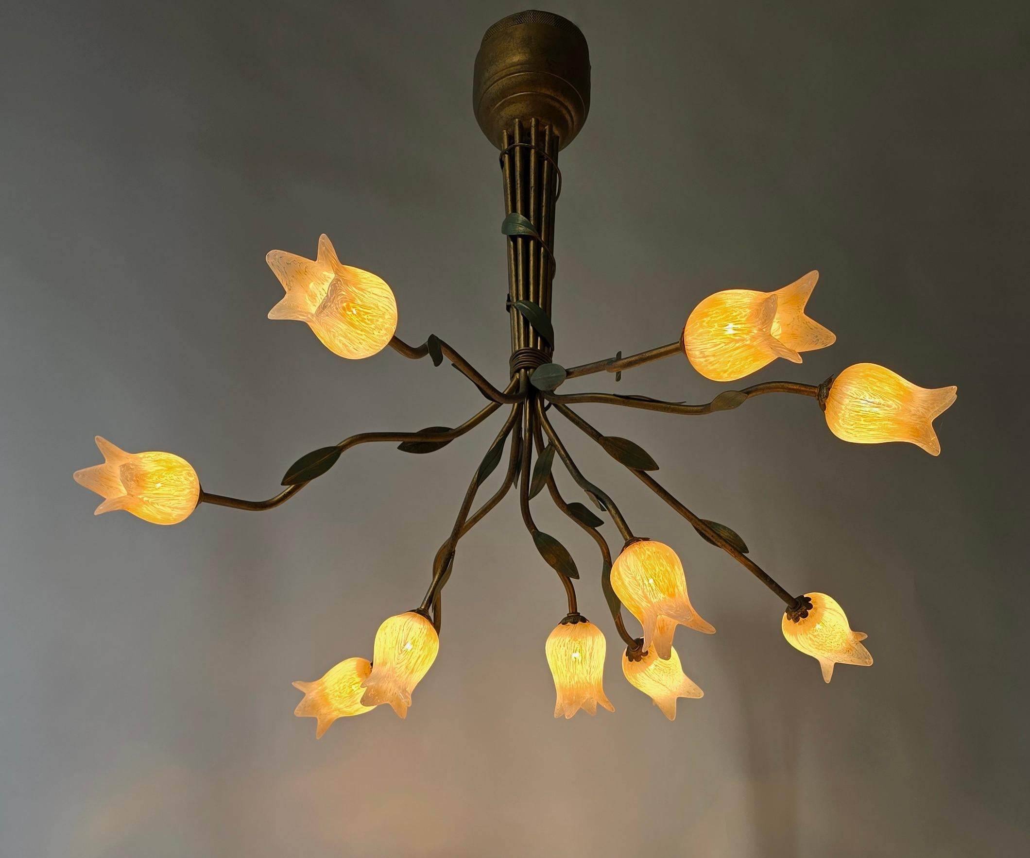Metallo Due  Lampadario a sospensione in stile Florentine con design di tulipani in vetro in vendita