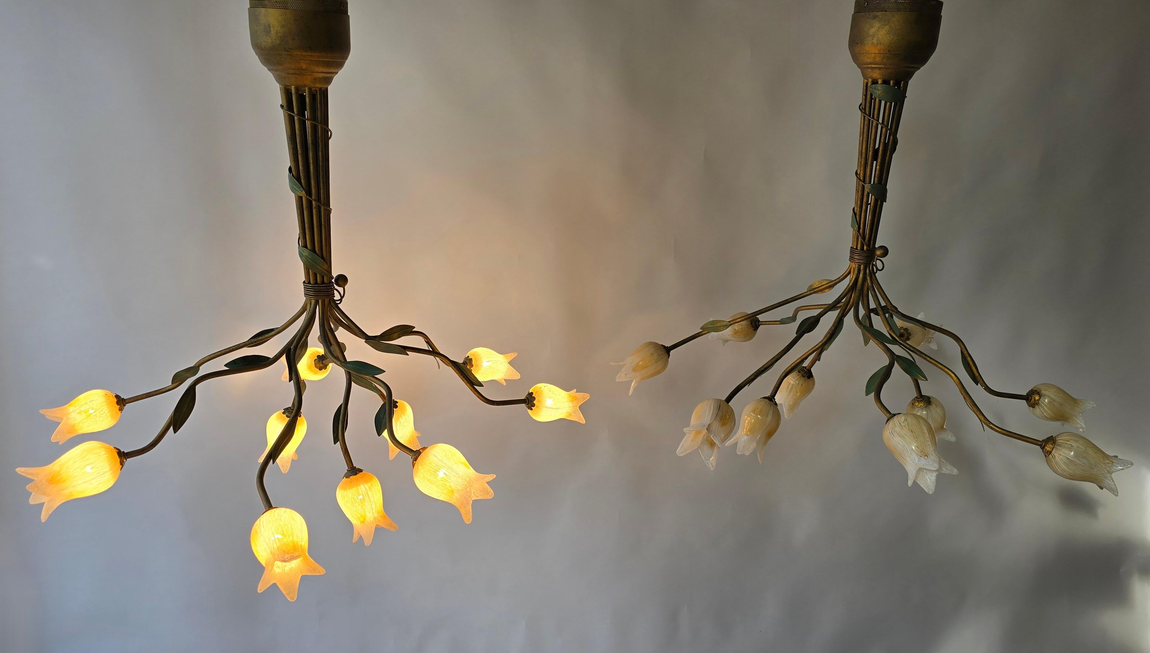 Due  Lampadario a sospensione in stile Florentine con design di tulipani in vetro in vendita 1