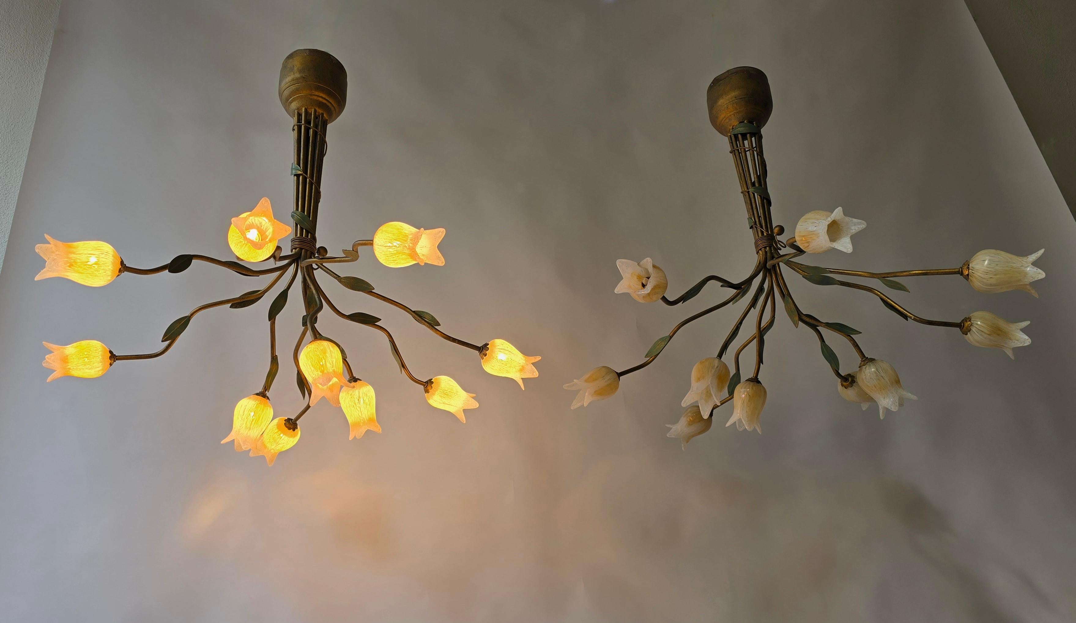Due  Lampadario a sospensione in stile Florentine con design di tulipani in vetro in vendita 2
