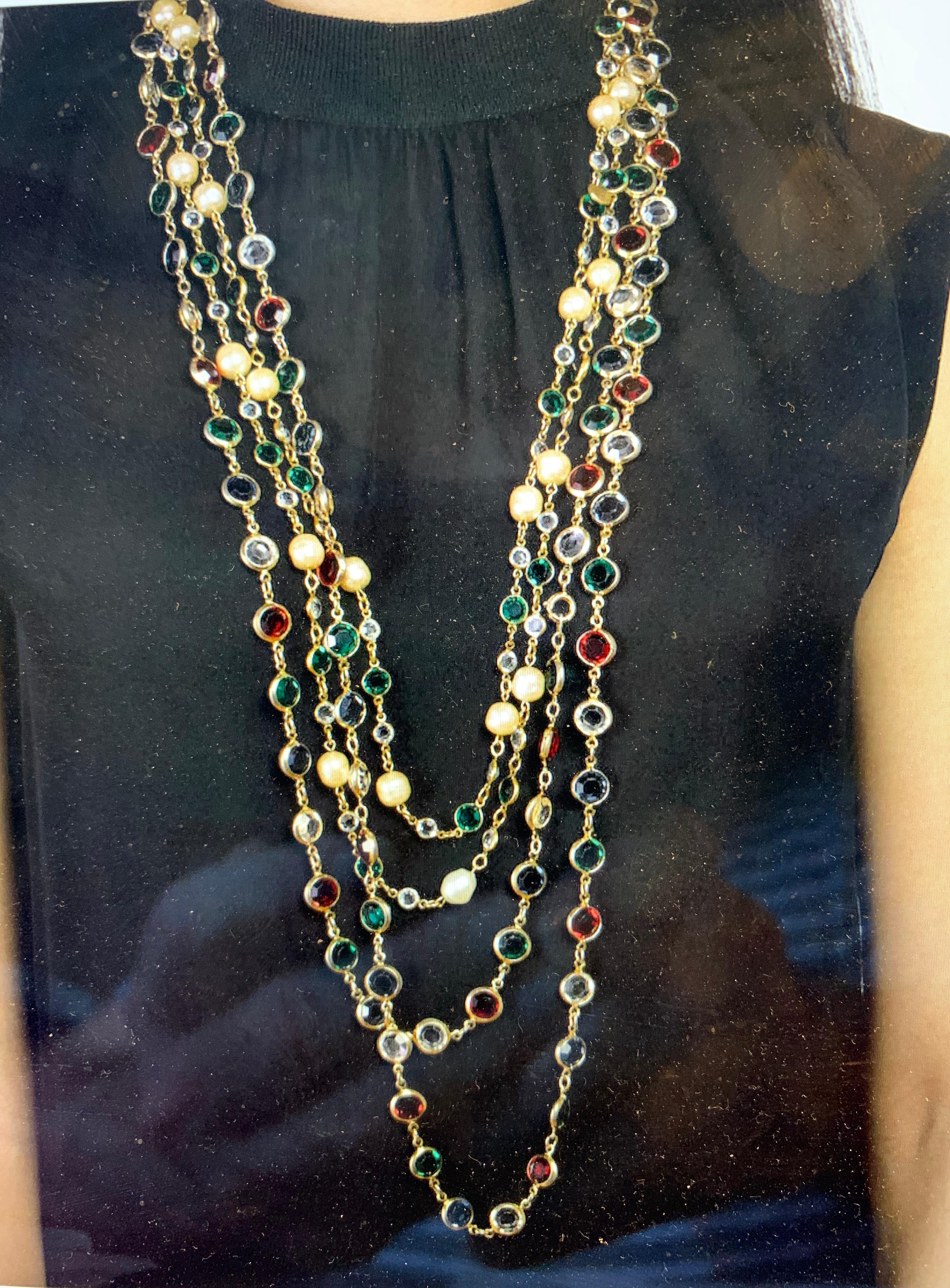 De la collection de l'écrivain Barbara Taylor Bradford OBE (Ordre de l'Empire britannique) proviennent ces deux extraordinaires et très rares colliers Chanel assortis en verre Gripoix et fausses perles, signés Chanel et datés de 1981, avec leur