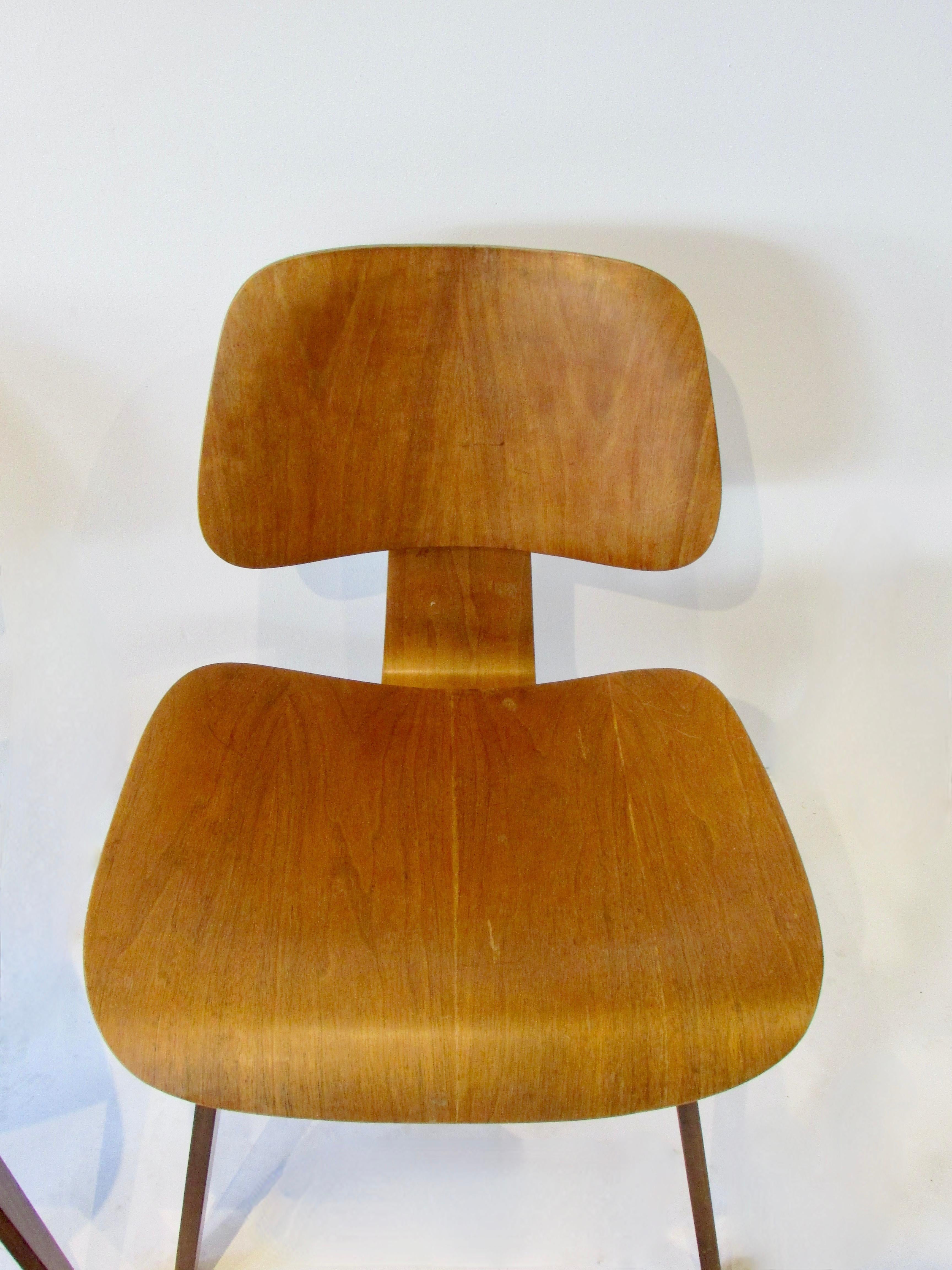 Two Charles and Ray Eames Herman Miller DCW chairs In Good Condition For Sale In Ferndale, MI