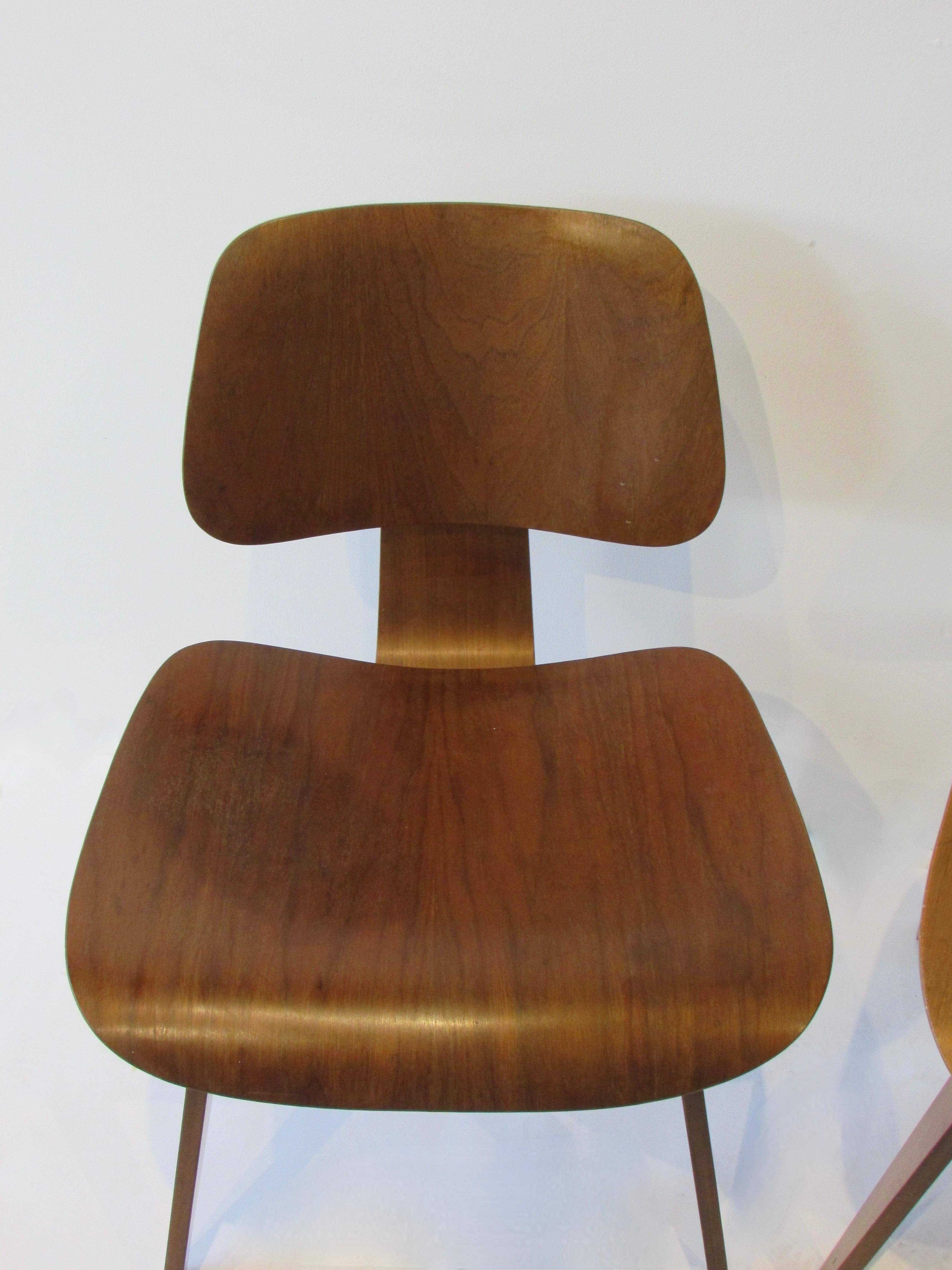 20ième siècle Deux chaises Charles and Ray Eames Herman Miller DCW en vente