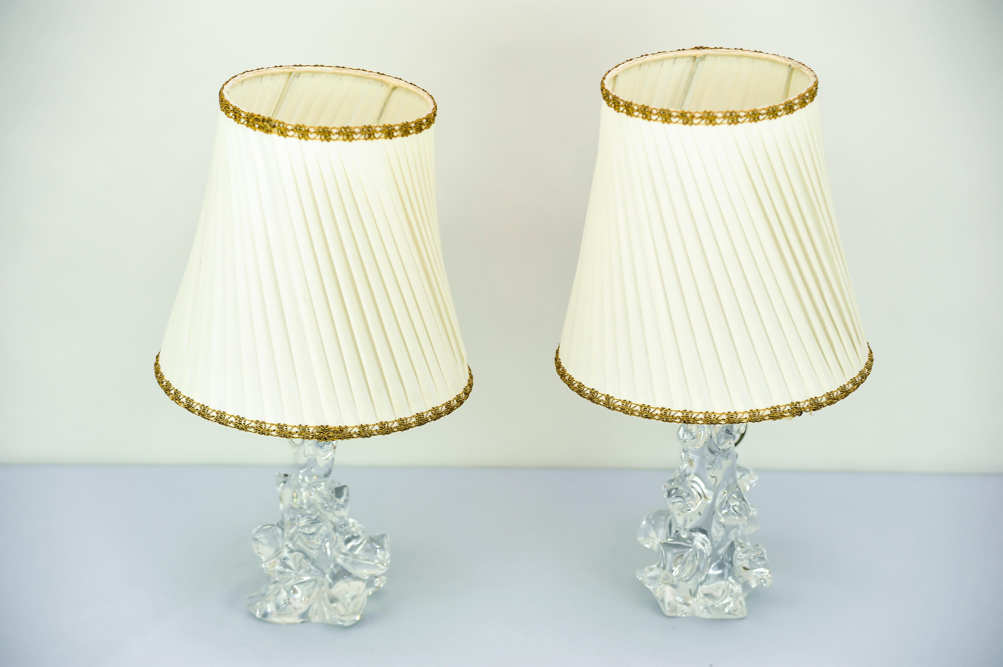 Zwei Charles Schneider-Tischlampen aus Kristallglas und Original-Stoffschirme 1960er Jahre (Französisch) im Angebot