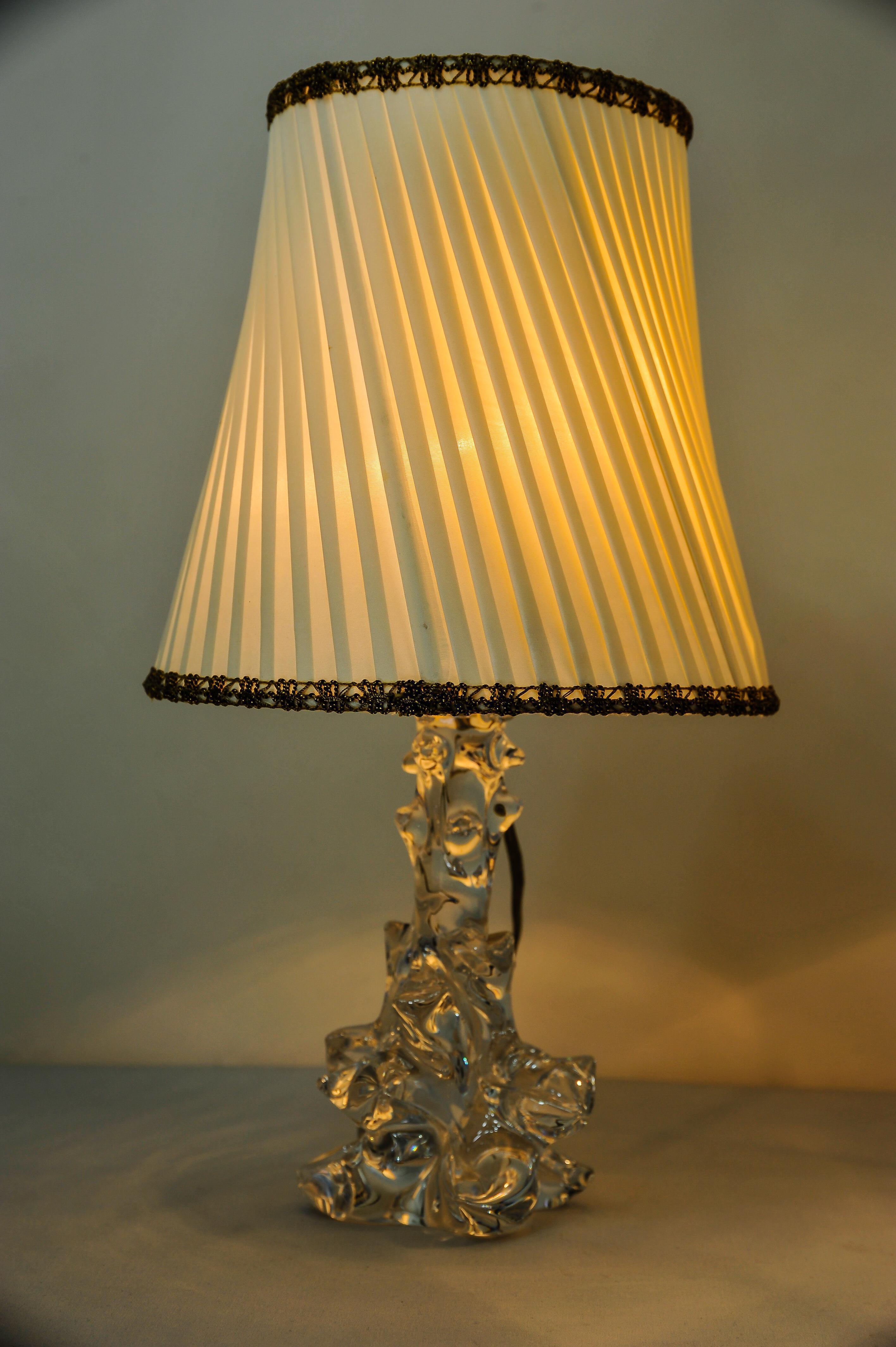 Deux lampes de bureau en verre de cristal Charles Schneider et abat-jour en tissu d'origine des années 1960 en vente 2