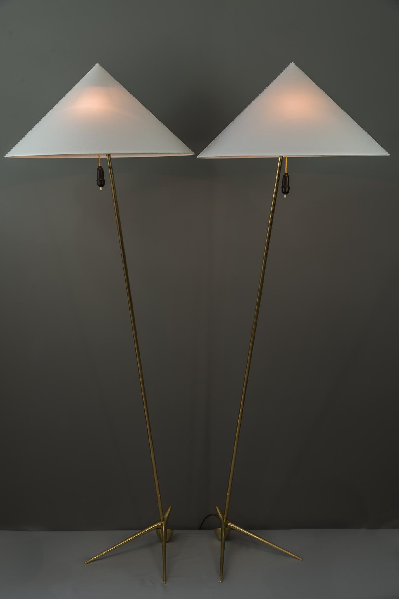 Zwei charmante Golf-Stehlampen, entworfen von Rupert Nikoll, Wien, 1950
Auch die Lampenschirme wurden auf der Grundlage der Originalmaße erneuert.
Poliert und einbrennlackiert
Preis des Paares.