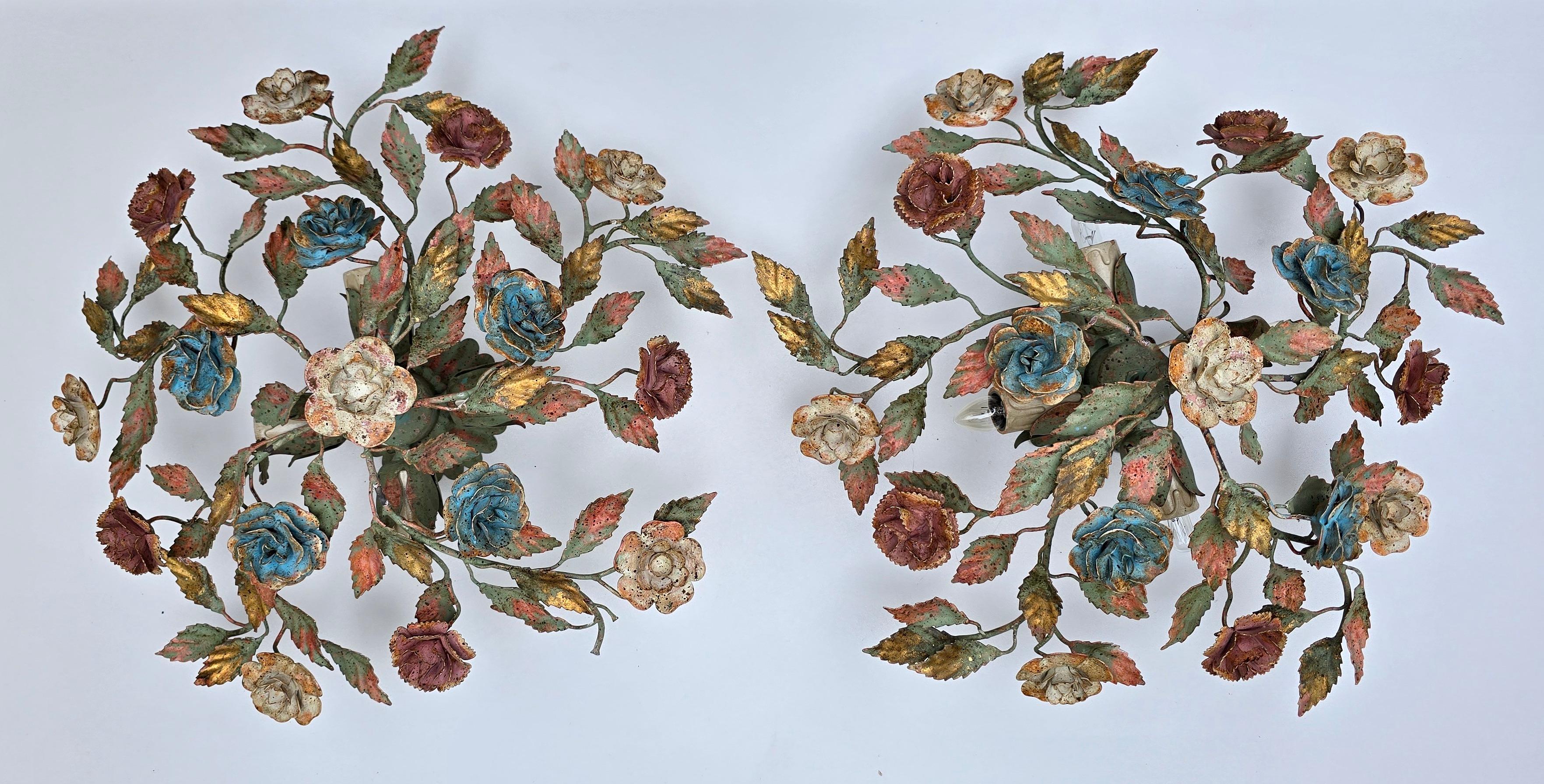 Charmant luminaire floral italien vintage - Mid-Century, Handcrafted

Magnifique plafonnier ou applique murale italien vintage du milieu du 20e siècle. Cette pièce artisanale est composée d'un élégant arrangement de roses et de feuilles en métal,