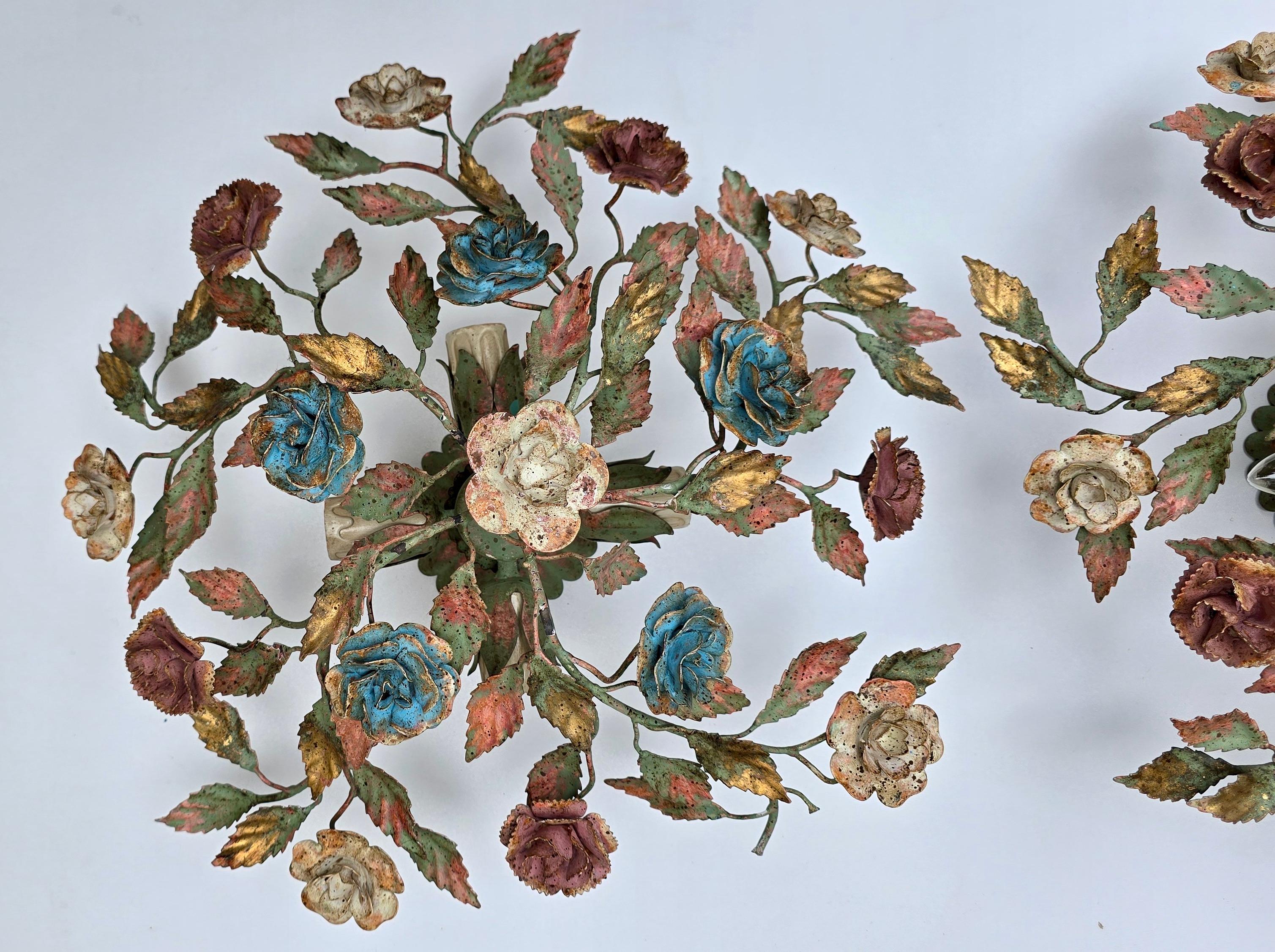 Métal Deux charmants luminaires encastrés floraux italiens en vente