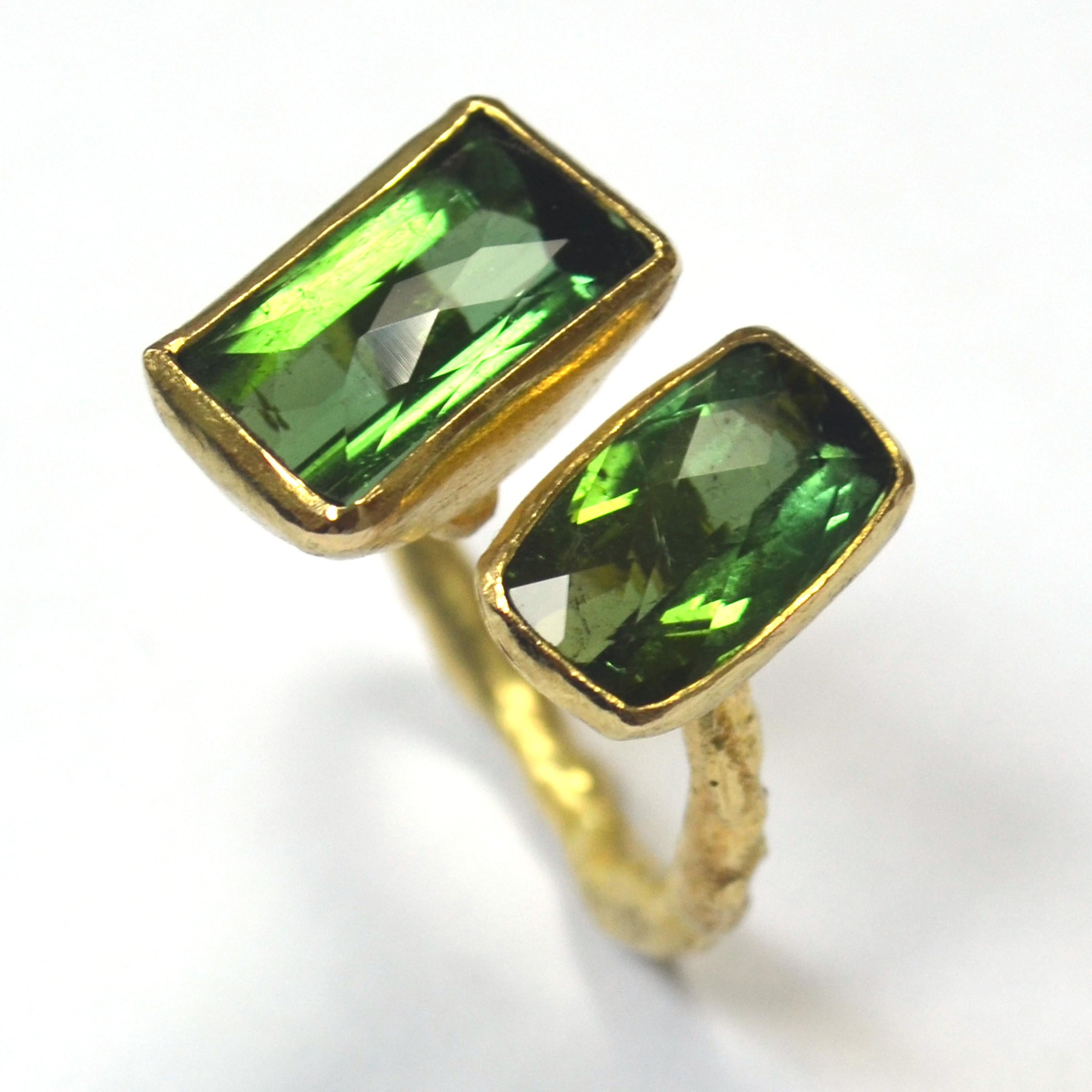 Women's or Men's Two Chequerboard Green Tourmalines 18 Carat Gold Cocktail Ring For Sale