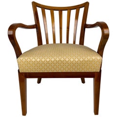 Due sedie in legno di ciliegio degli anni '30 provenienti dalla cerchia di Josef Frank