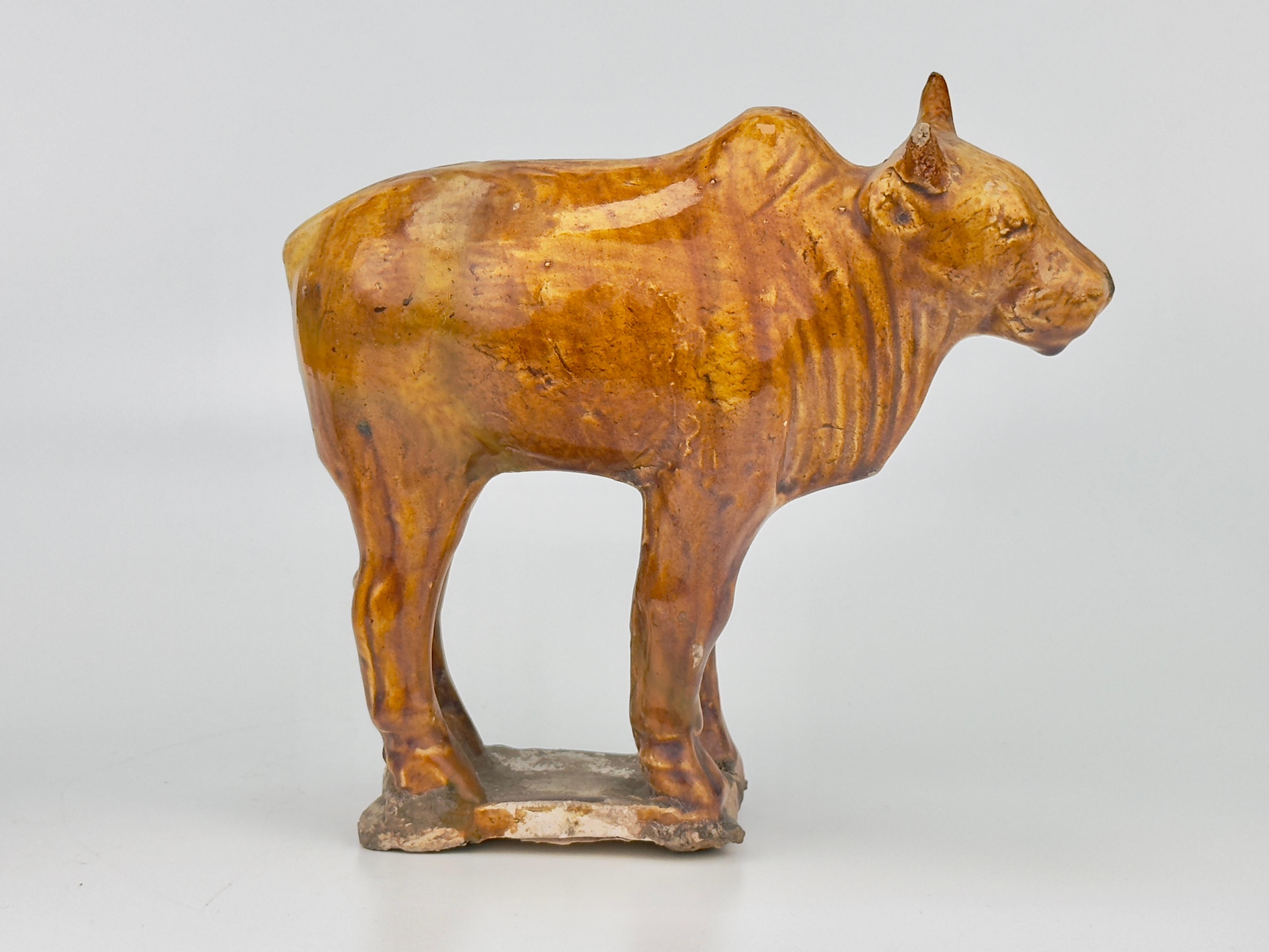 Two Chestnut-glazed Pottery Figure of Sacred Bulls, Tang Dynasty In Good Condition For Sale In seoul, KR