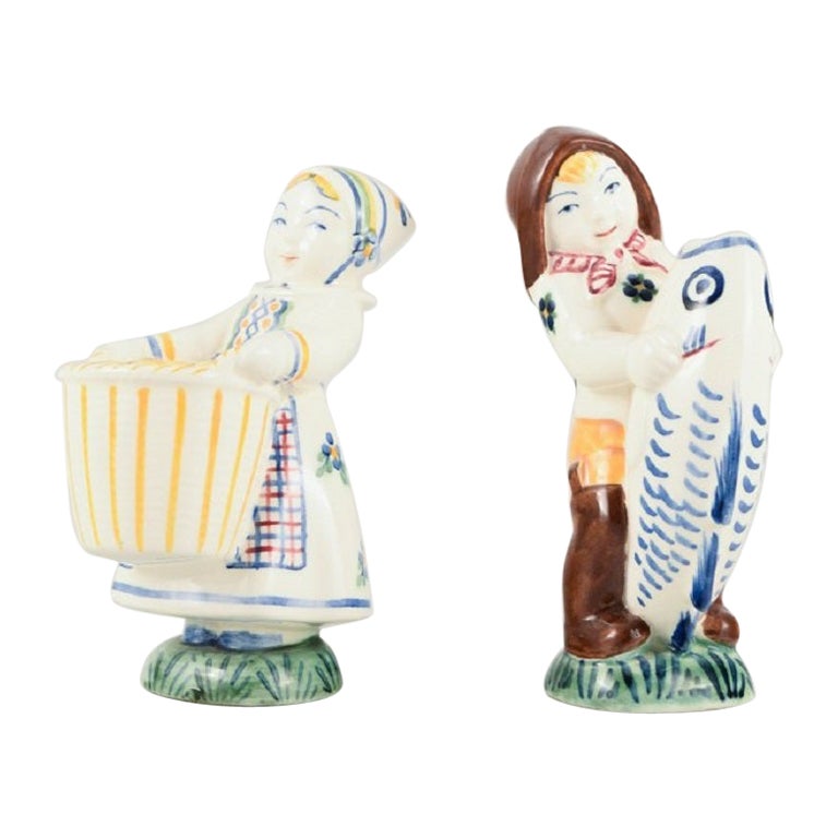 Due figure della Giornata dell'Aiuto all'Infanzia, alluminia, anni '40