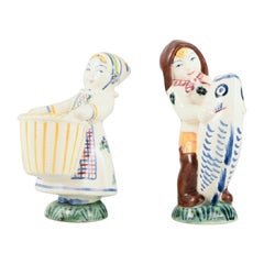 Due figure della Giornata dell'Aiuto all'Infanzia, alluminia, anni '40