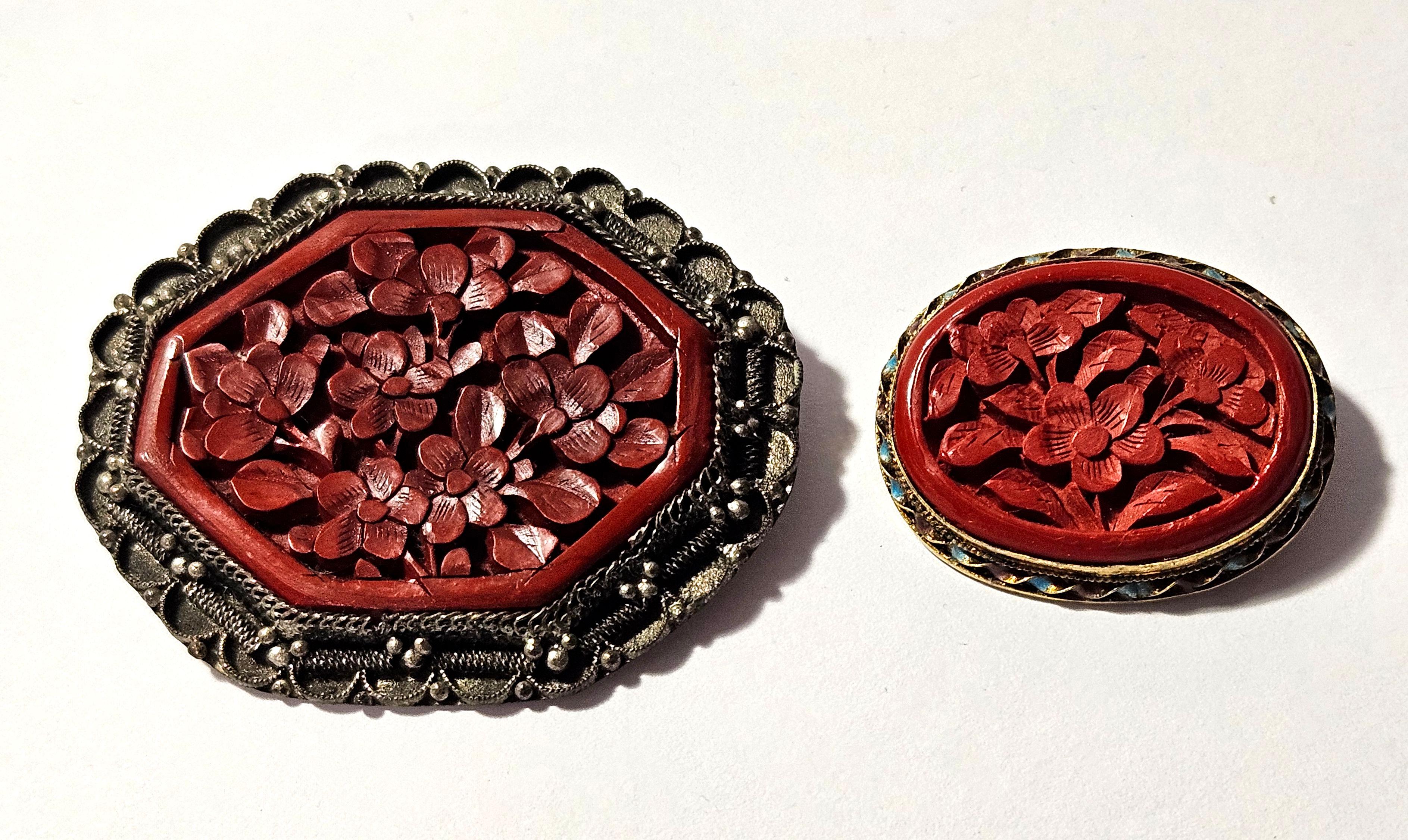 Dos broches antiguos chinos de cinabrio Ric#JD012-1&2
con motivos florales en ambos.

Dimensiones:

Grande: 2