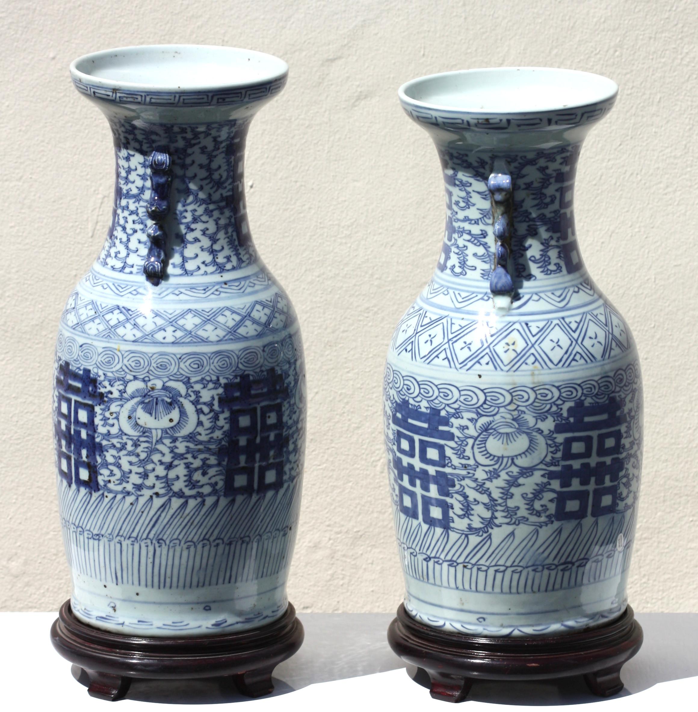Deux vases chinois en porcelaine bleue et blanche en vente 6
