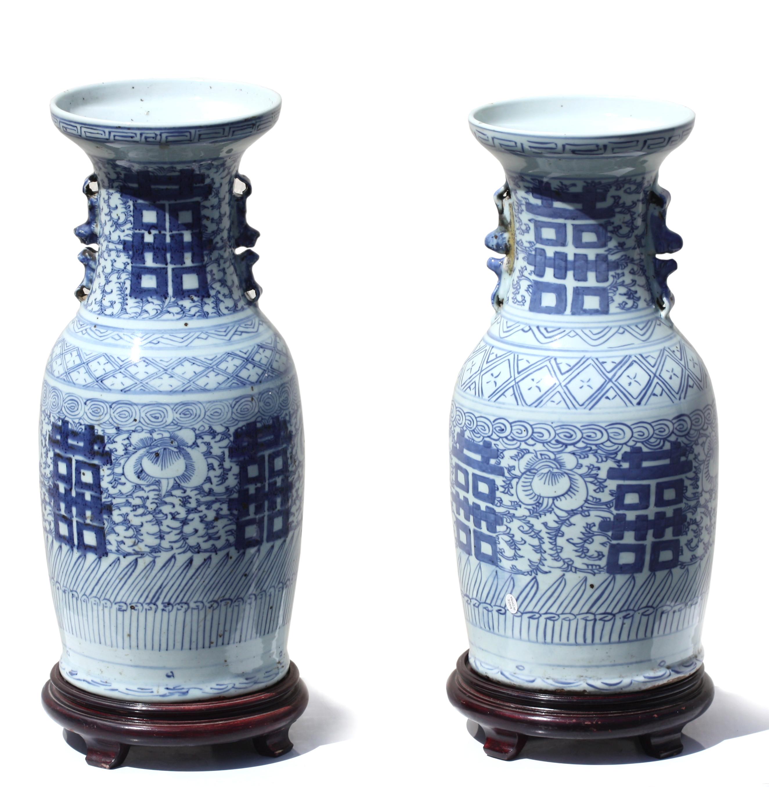 Deux vases chinois en porcelaine bleue et blanche en vente 7