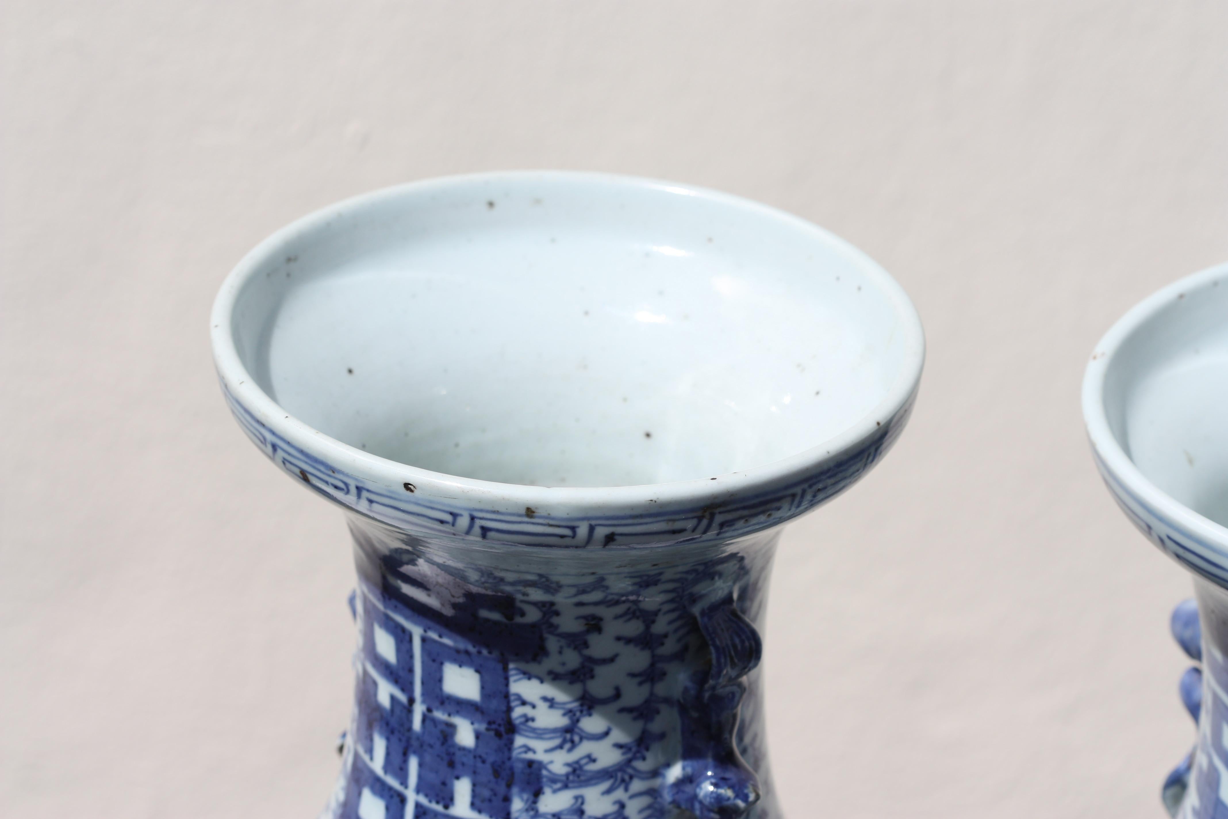 Deux vases chinois en porcelaine bleue et blanche en vente 4