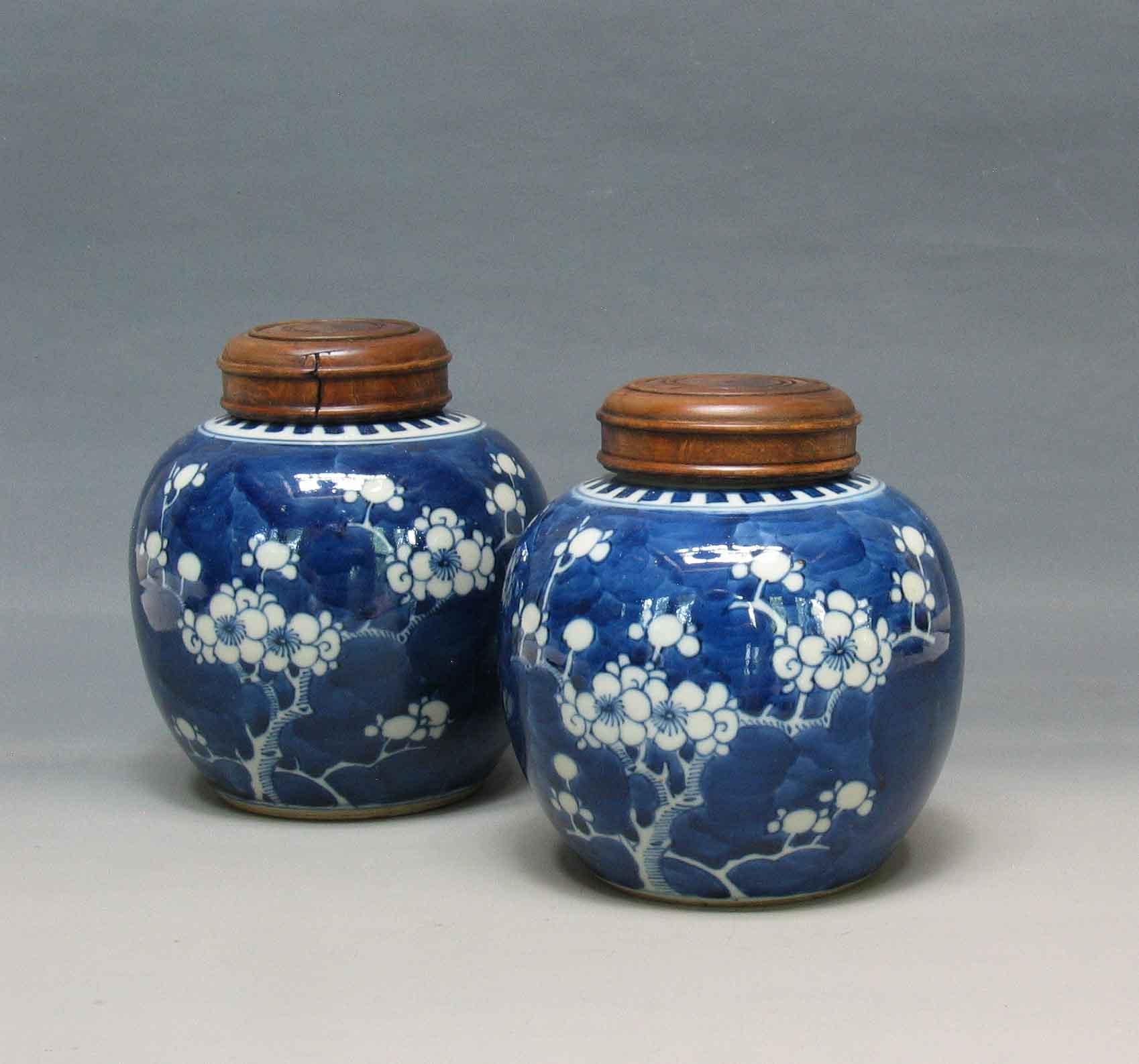 Fait main Deux pots globulaires « PRUNUS » chinois en porcelaine bleue et blanche en vente