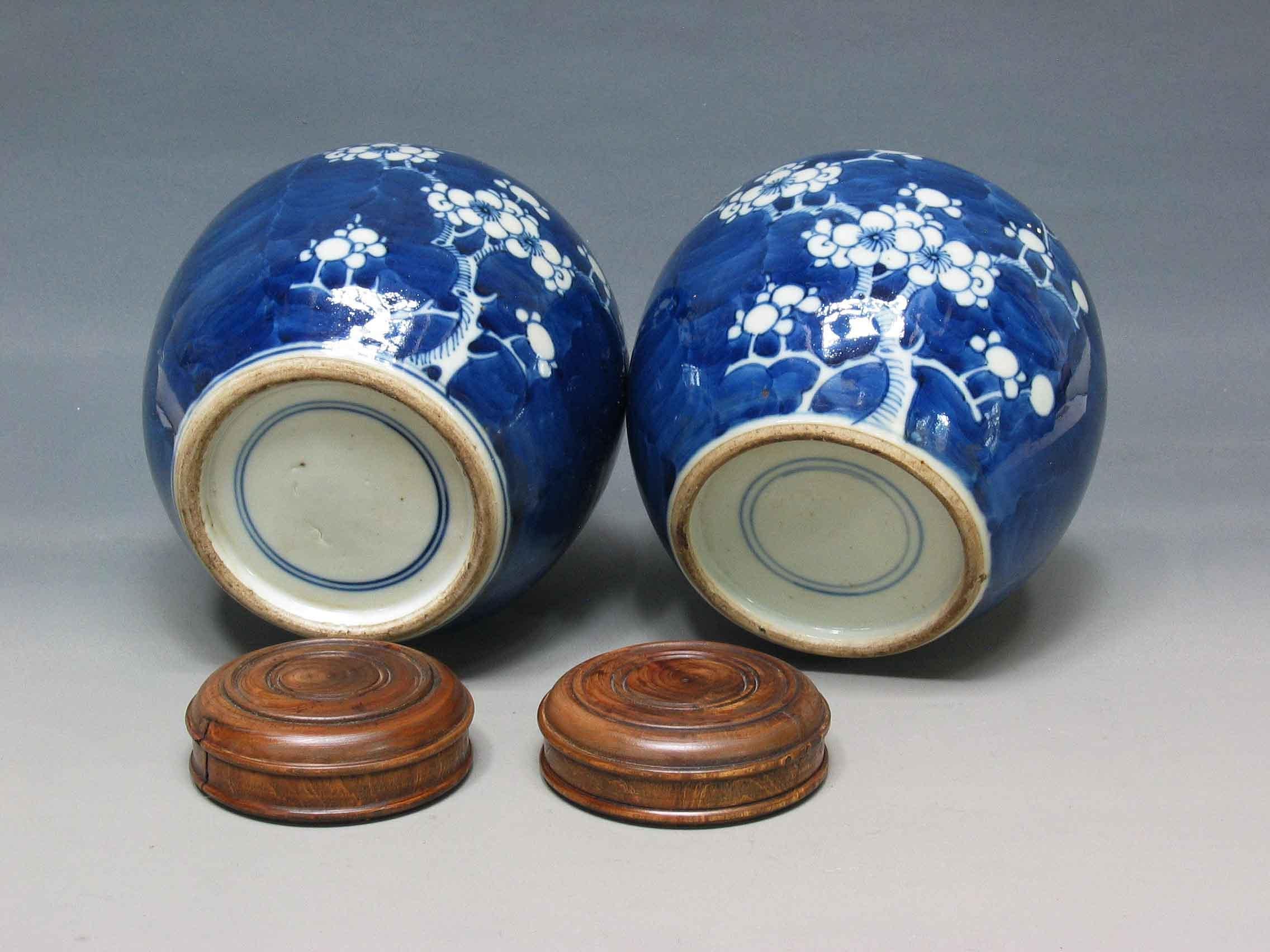 Deux pots globulaires « PRUNUS » chinois en porcelaine bleue et blanche Bon état - En vente à Ottawa, Ontario