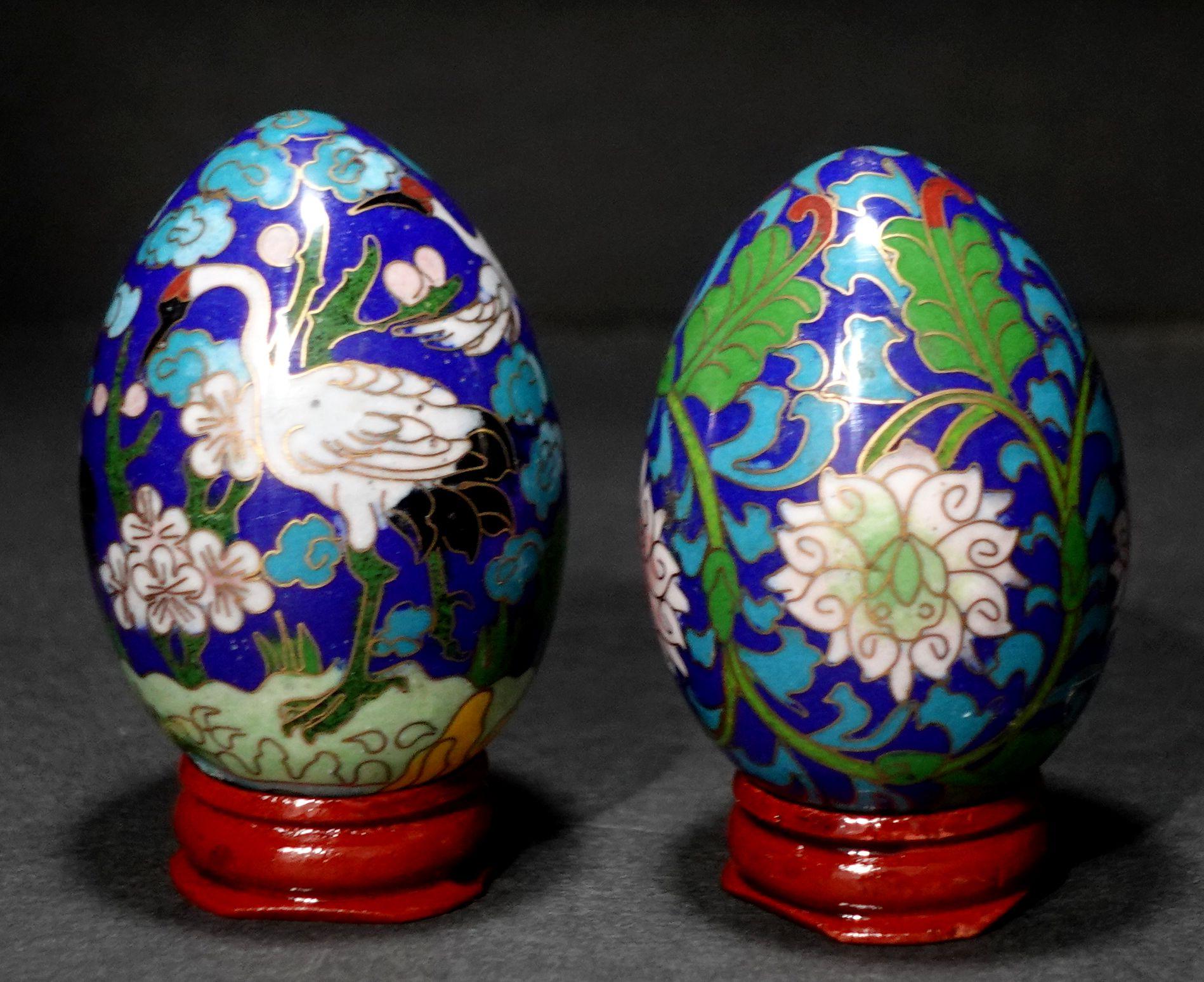 Presenting a beautiful Chinese cloisonné enamel egg depicting flowers and birds with wood stands, early 20 century.