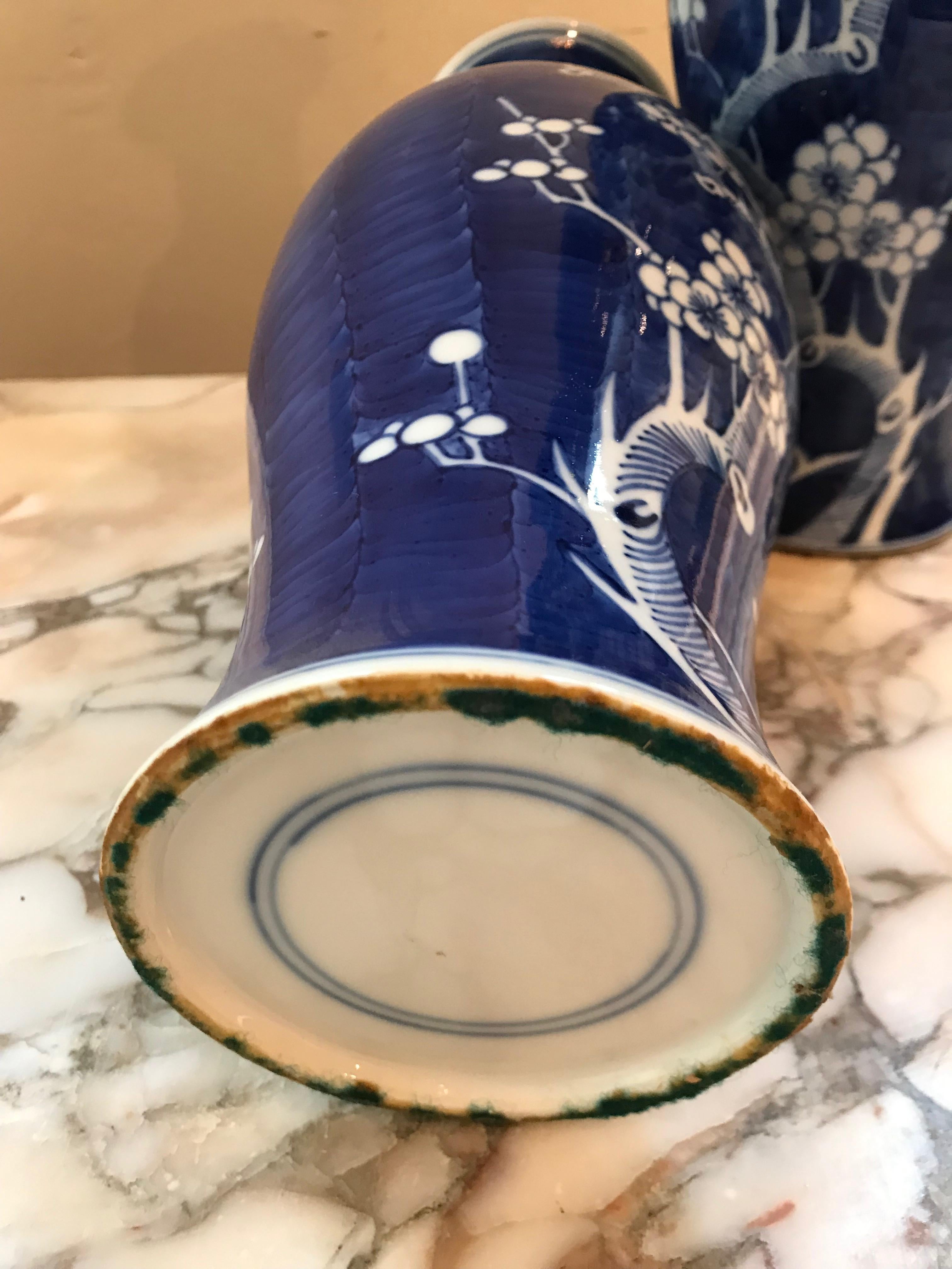 Two Chinese Hawthorn Pattern Blue and White Vases In Good Condition For Sale In Antwerp, BE