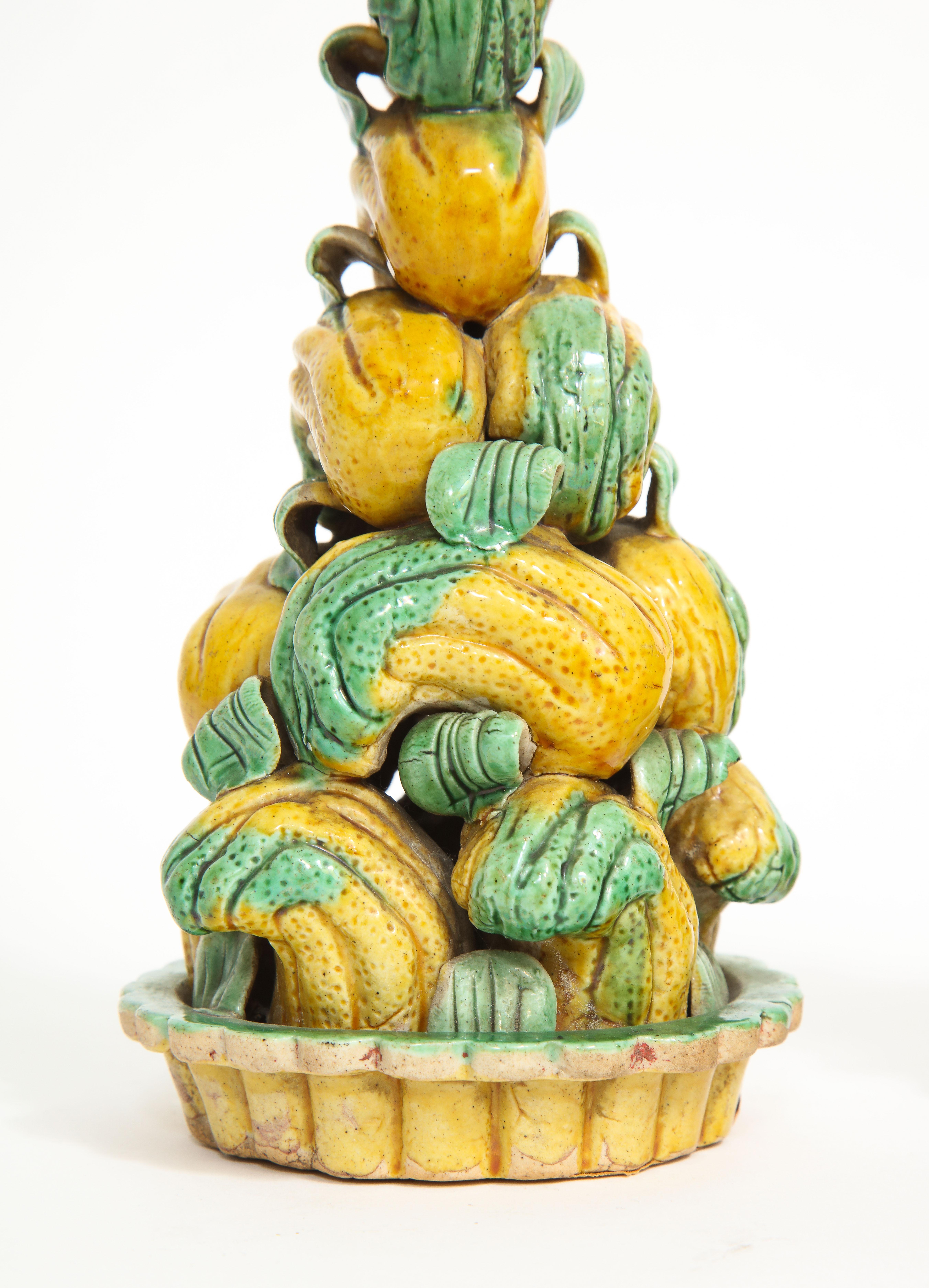 Deux présentoirs à fruits en porcelaine de Chine Kangxi, A.C.I.C., main de bouddhas et grenades en vente 2