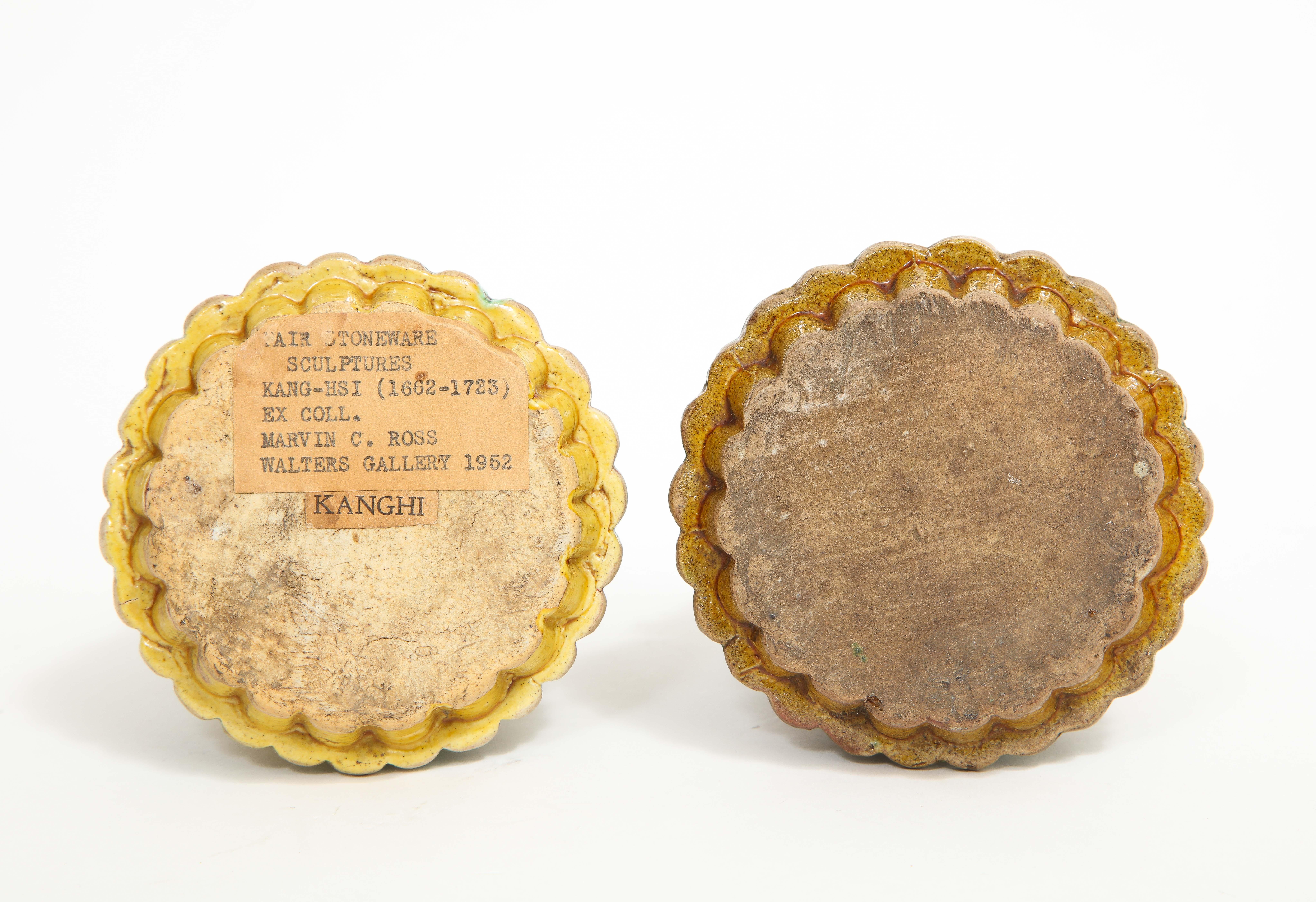 Deux présentoirs à fruits en porcelaine de Chine Kangxi, A.C.I.C., main de bouddhas et grenades en vente 5