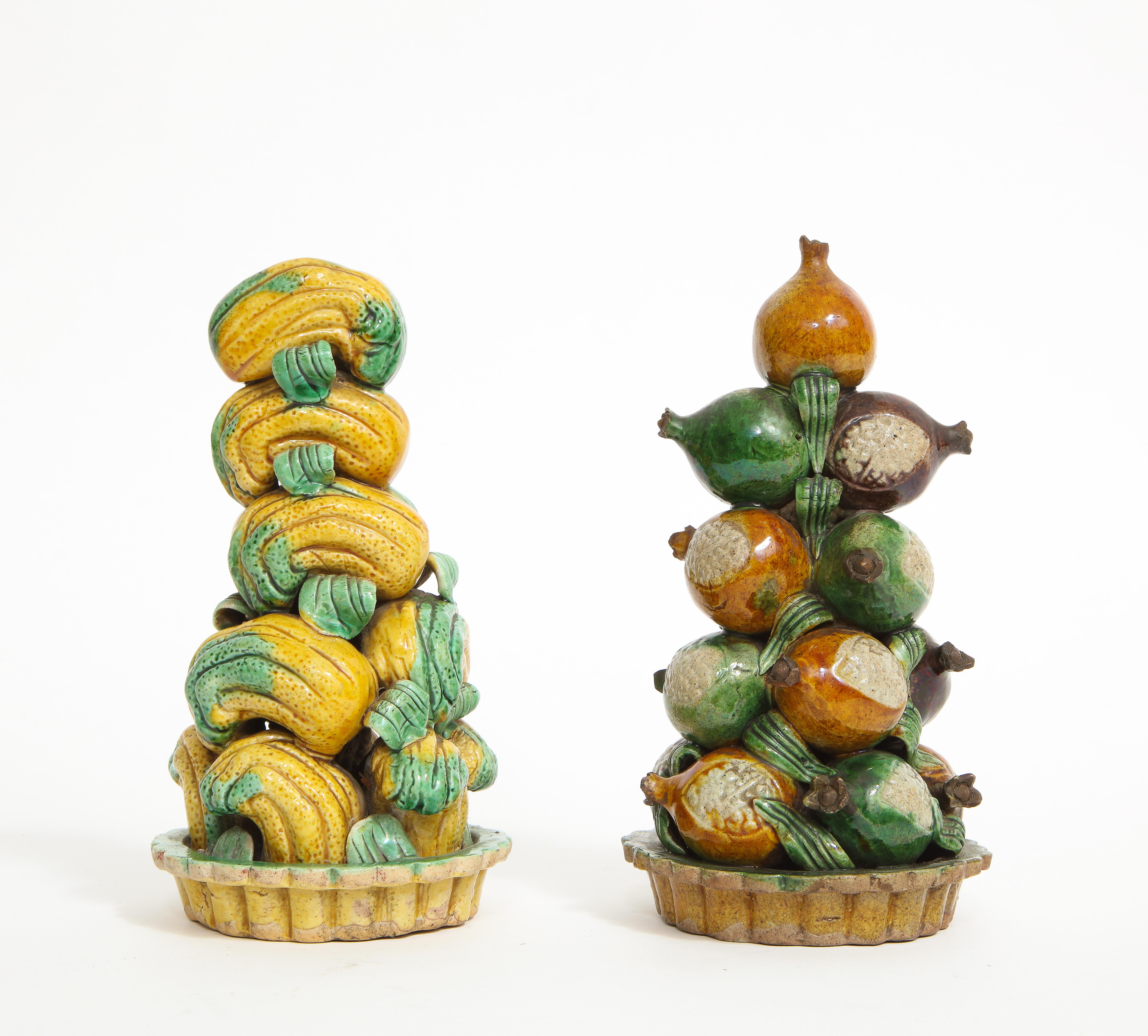 Deux fantastiques et rares présentoirs à fruits en porcelaine chinoise de la période Kangxi, représentant des mains de bouddhas et des grenades. Chacun d'entre eux est magnifiquement sculpté et peint à la main avec les émaux les plus fins