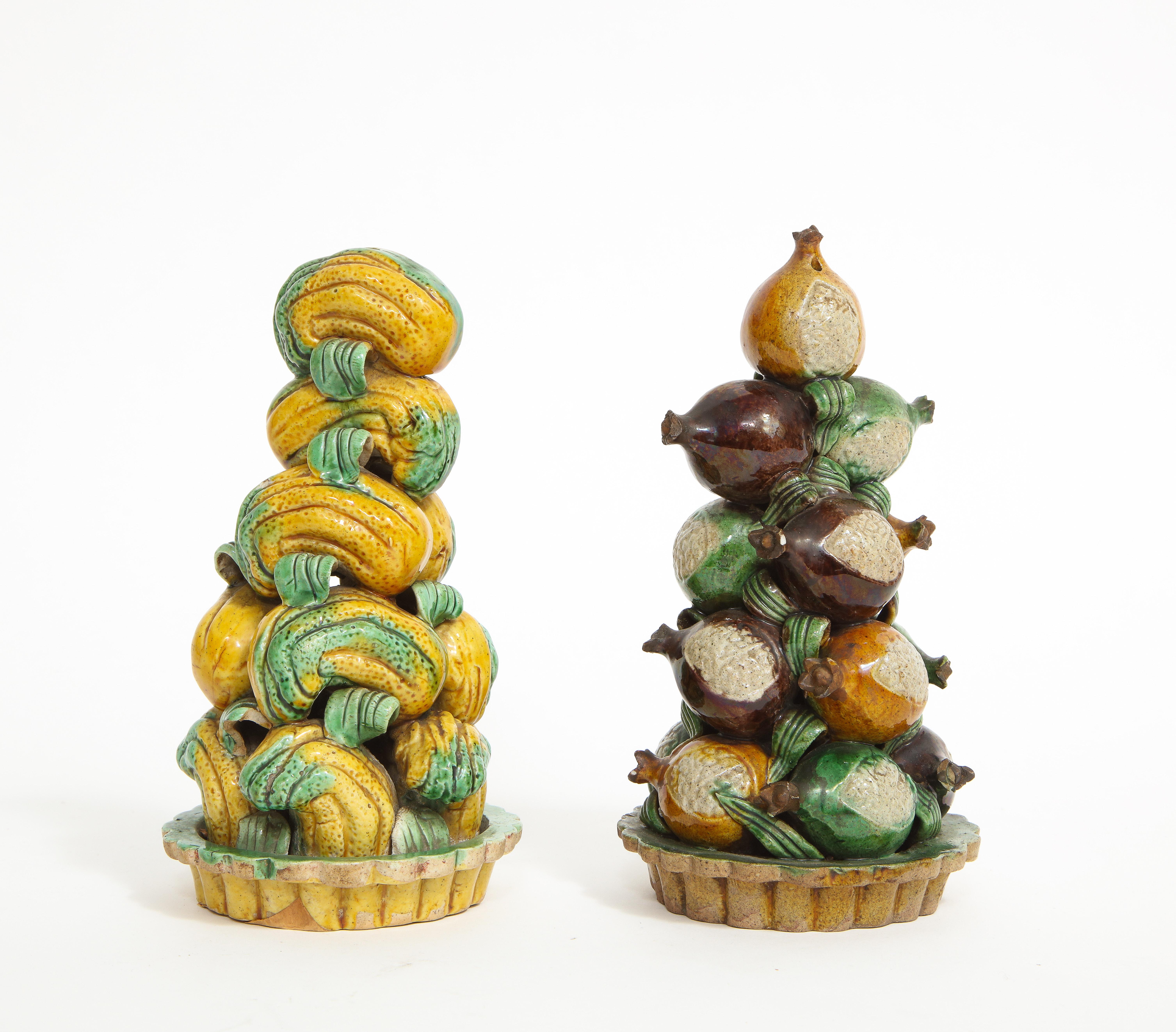 Sculpté à la main Deux présentoirs à fruits en porcelaine de Chine Kangxi, A.C.I.C., main de bouddhas et grenades en vente