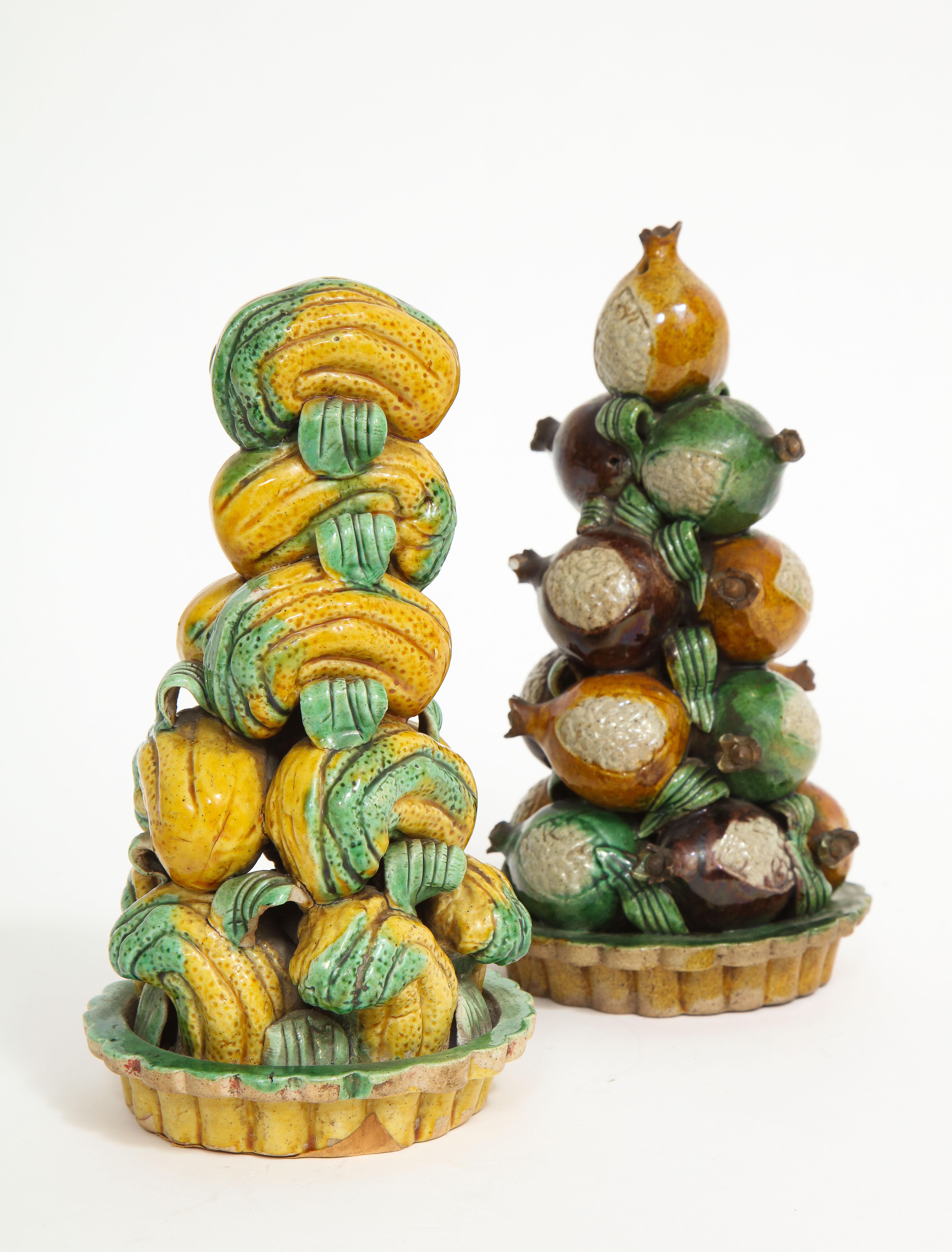 Début du XVIIIe siècle Deux présentoirs à fruits en porcelaine de Chine Kangxi, A.C.I.C., main de bouddhas et grenades en vente
