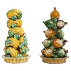 Due portafrutta in porcellana cinese Kangxi del 18° secolo, mano di Buddha e melograni