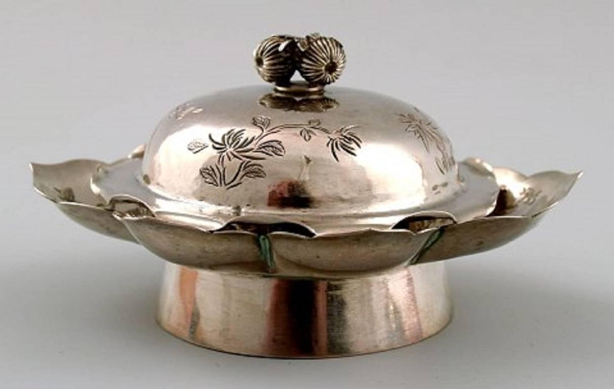 Zwei chinesische Schalen mit Deckel aus Silber.
Gestempelt, China, frühe 1900er Jahre.
Maße: Höhe 6 cm, Durchmesser 11 cm.