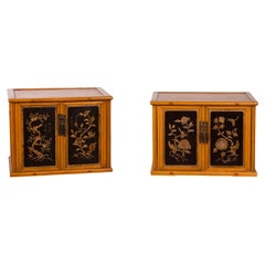 Deux armoires d'appoint en bois fruitier de la dynastie chinoise Qing avec décor sculpté, vendues chacune