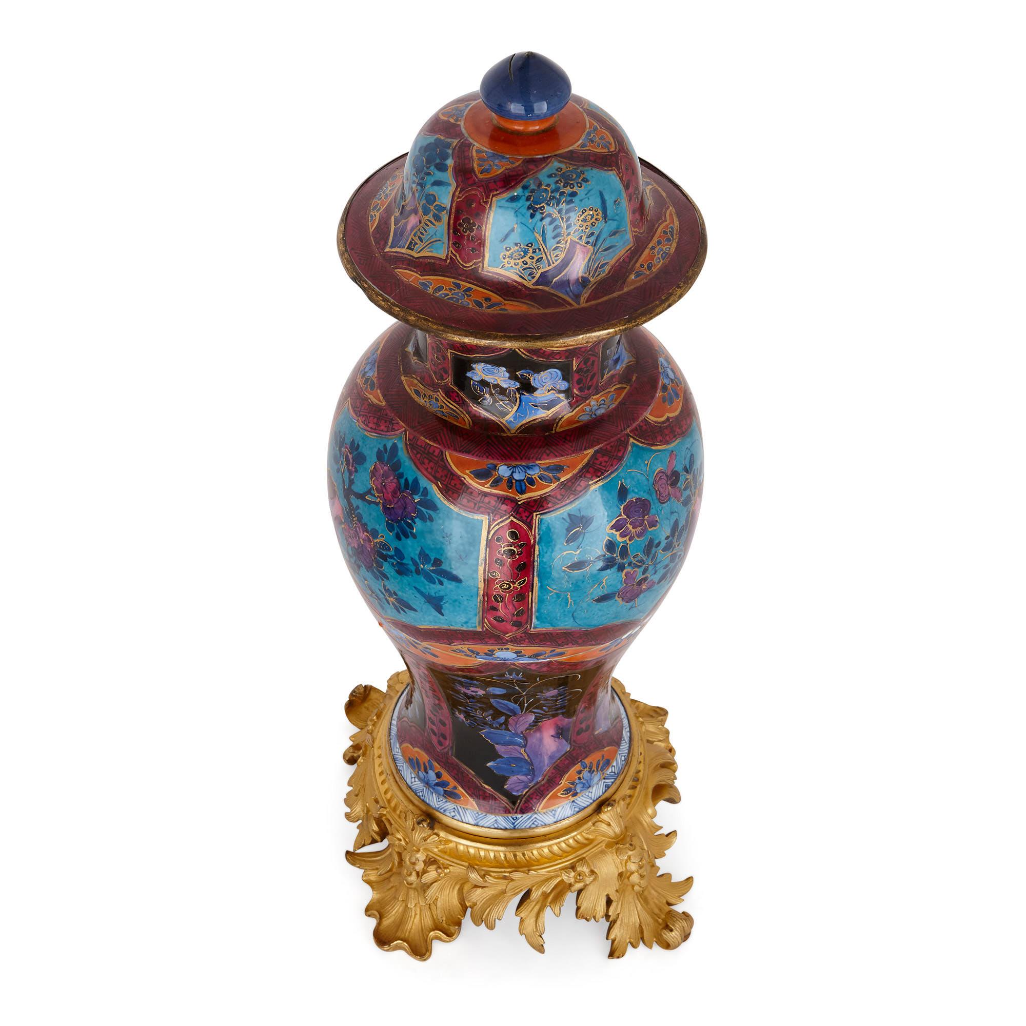 Exportation chinoise Deux vases en porcelaine chinois de la dynastie Qing avec base en bronze doré en vente