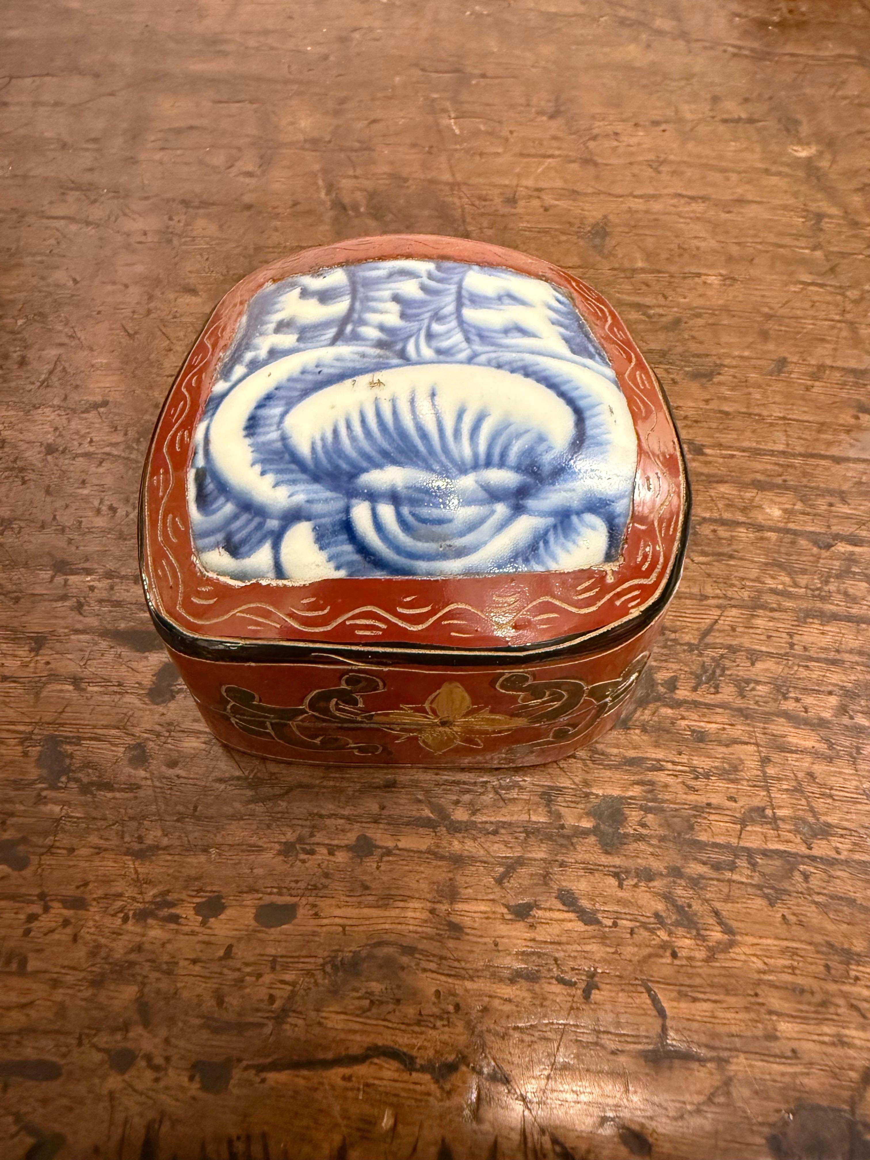 Two Chinese Red Lacquered Lidded Boxes with Blue and White Insert, 20th Century For Sale 6