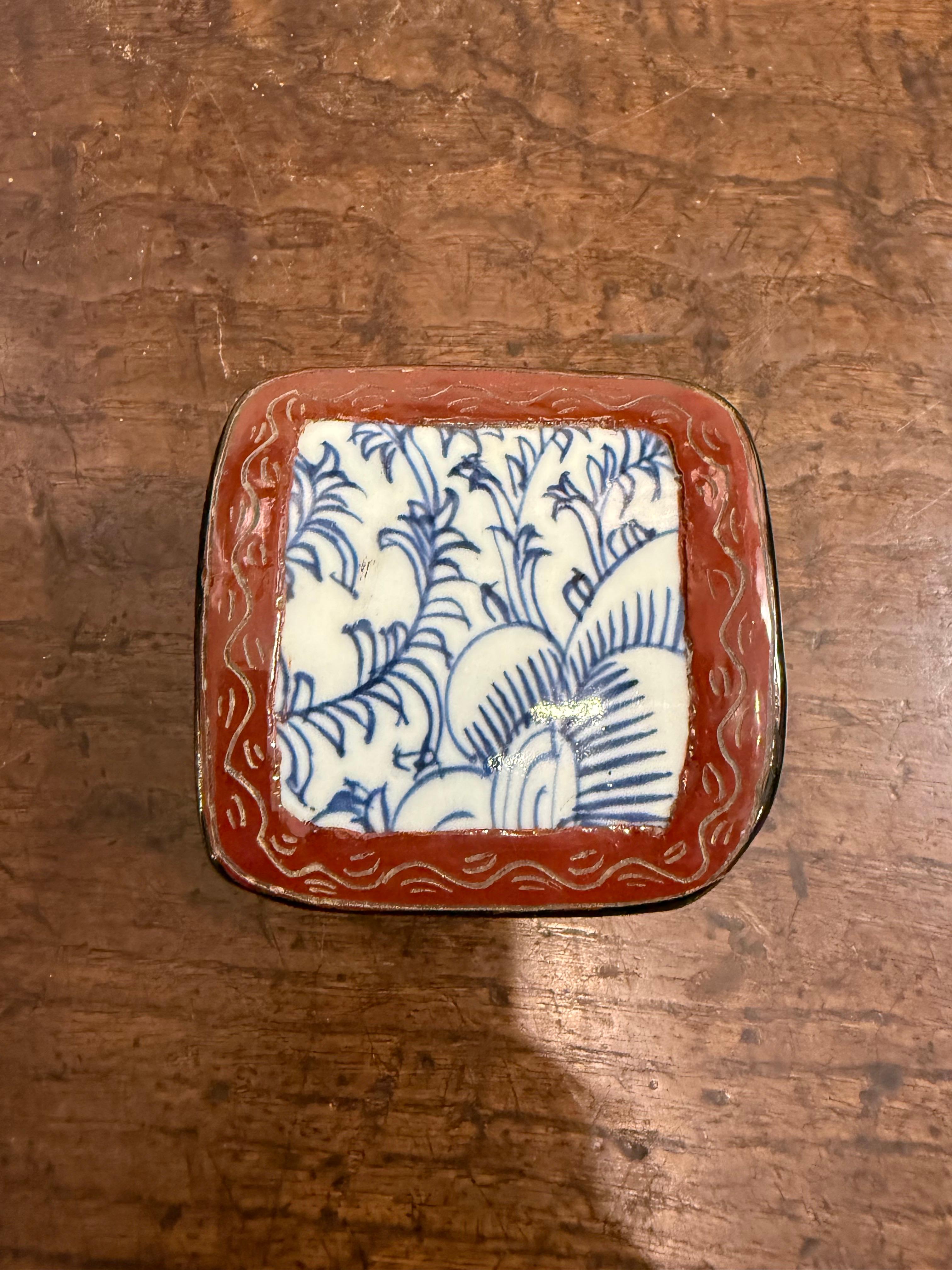 Two Chinese Red Lacquered Lidded Boxes with Blue and White Insert, 20th Century For Sale 1