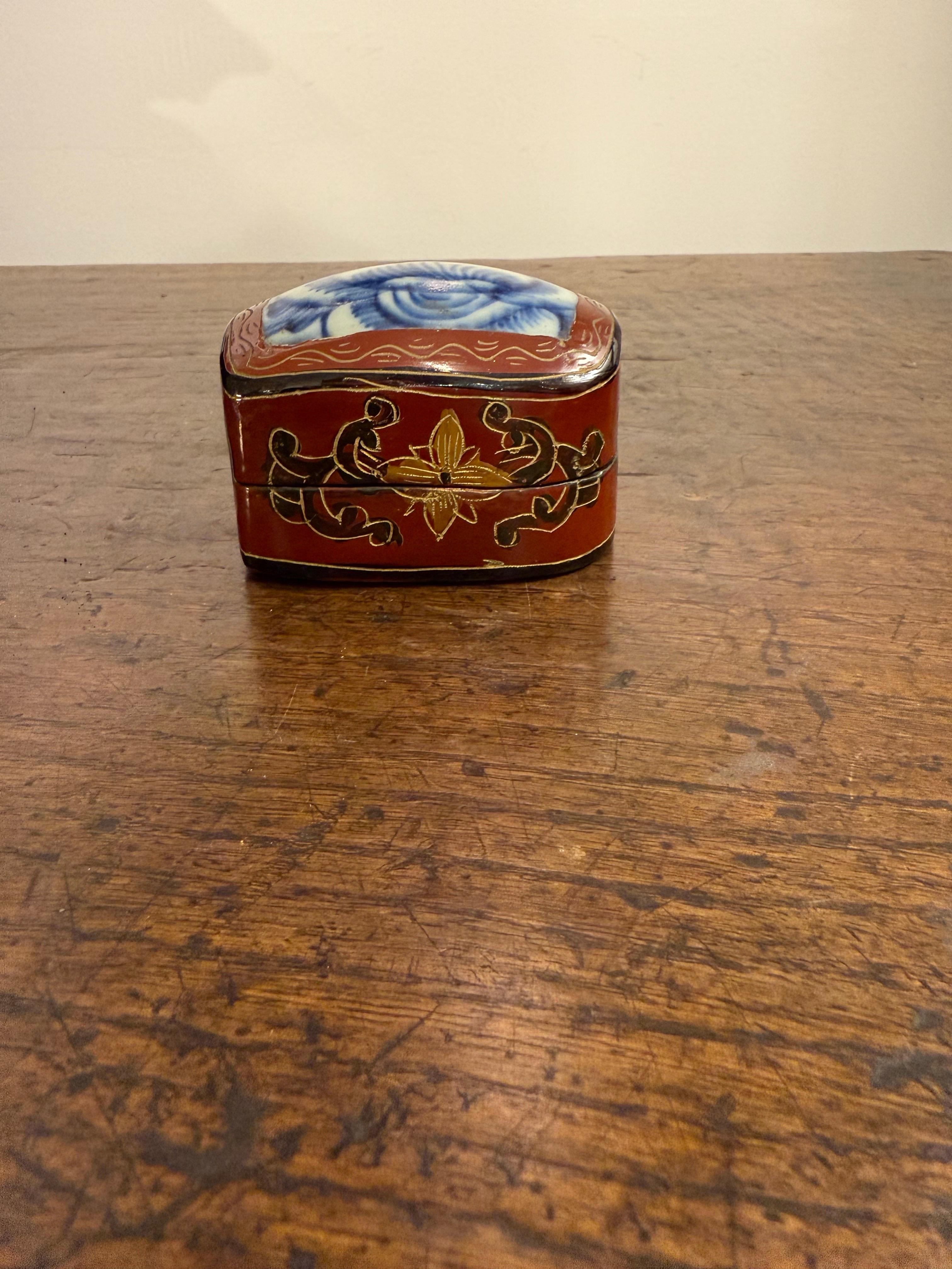 Two Chinese Red Lacquered Lidded Boxes with Blue and White Insert, 20th Century For Sale 2