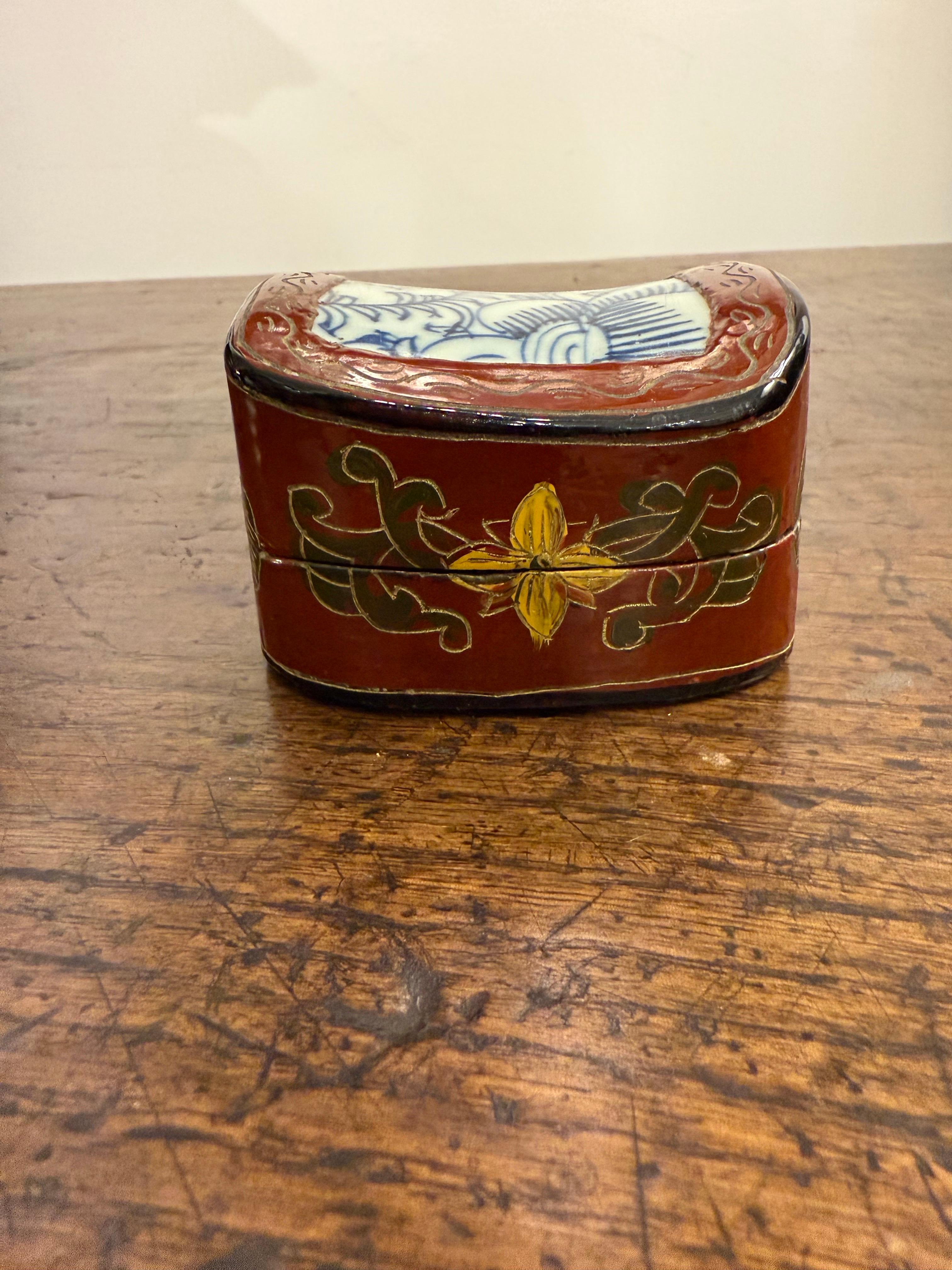Two Chinese Red Lacquered Lidded Boxes with Blue and White Insert, 20th Century For Sale 3