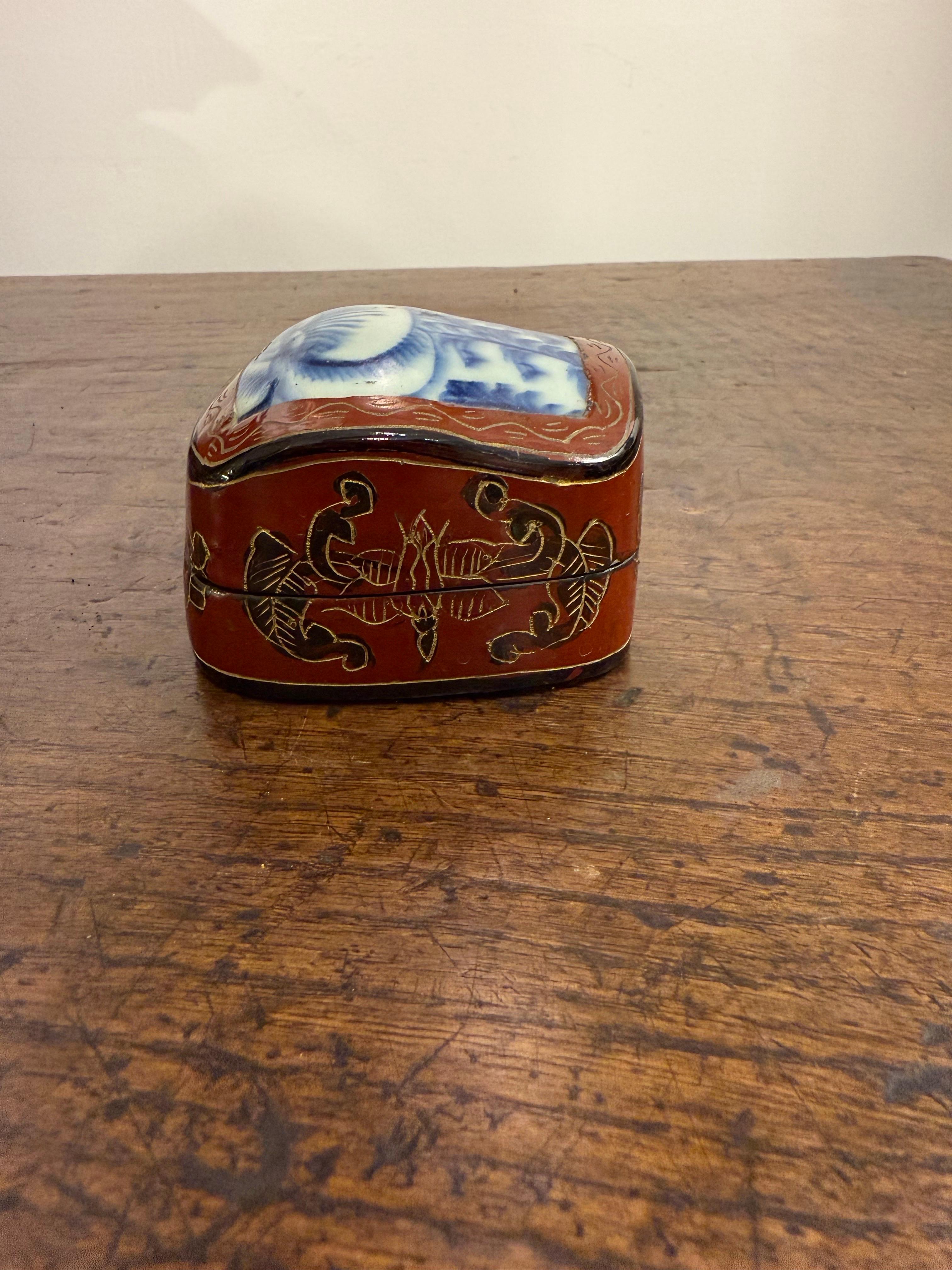 Two Chinese Red Lacquered Lidded Boxes with Blue and White Insert, 20th Century For Sale 4